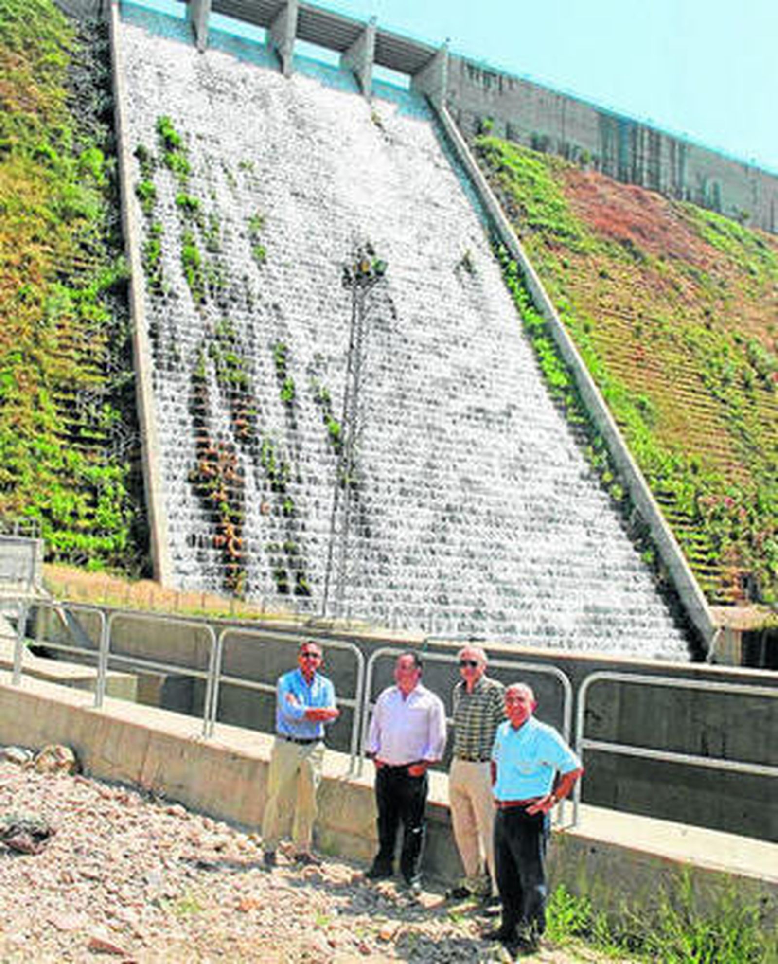 El presidente y miembros de la CHG, ayer durante la visita a la Breña II.
