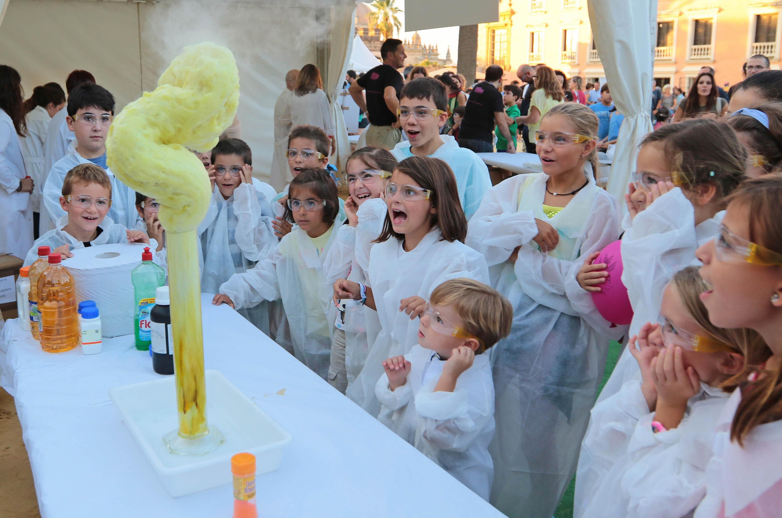 Niños atendiendo a un experimento en una Noche Europea de los Investigadores en el Alcázar anterior a la pandemia.