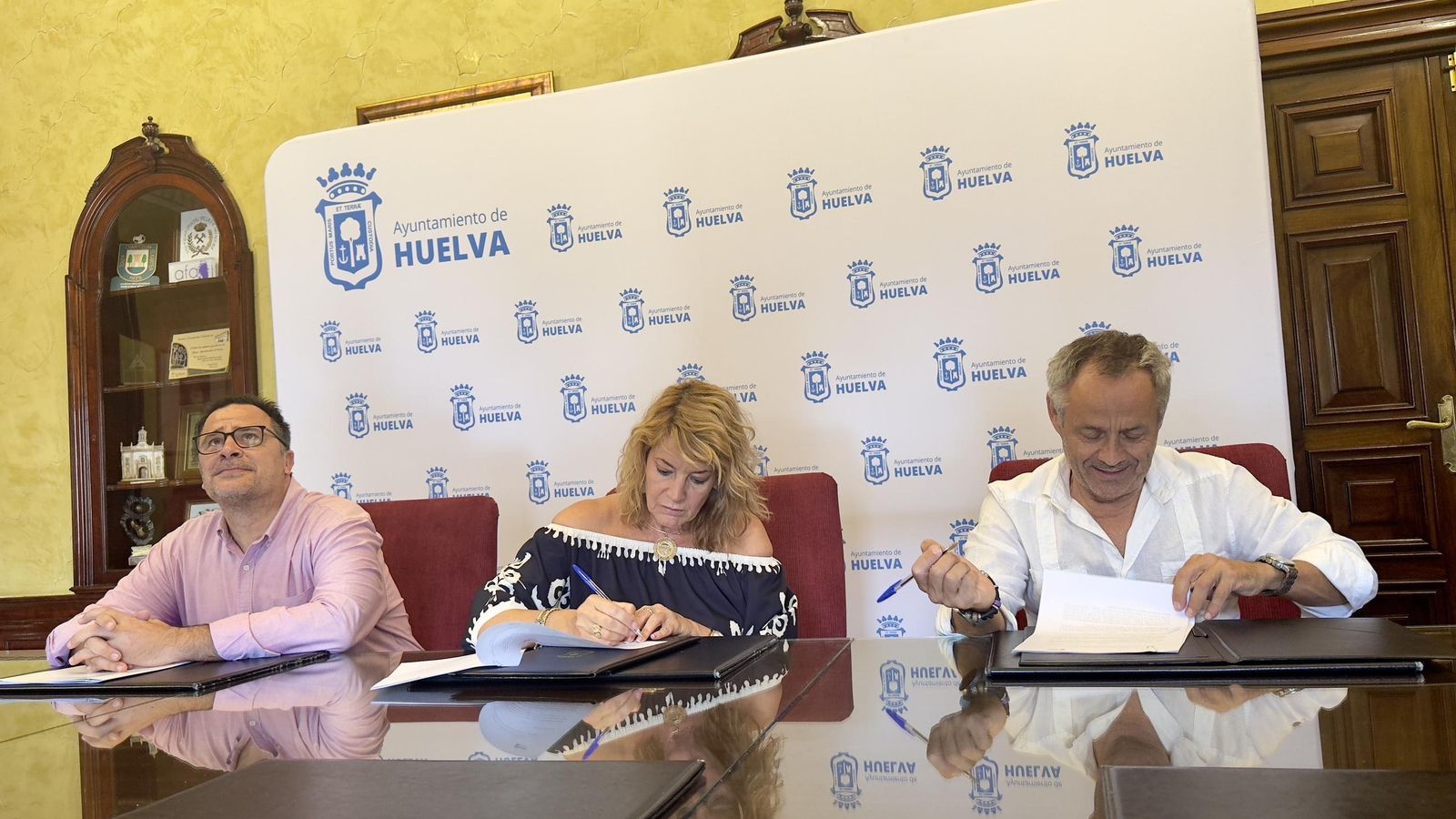 Momento de la firma del acuerdo con el Ayuntamiento de Huelva. Momento de la firma del acuerdo con el Ayuntamiento de Huelva.