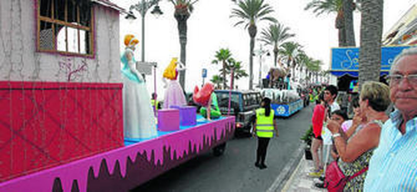 Animación, baile y fantasía en el colorido desfile de carrozas