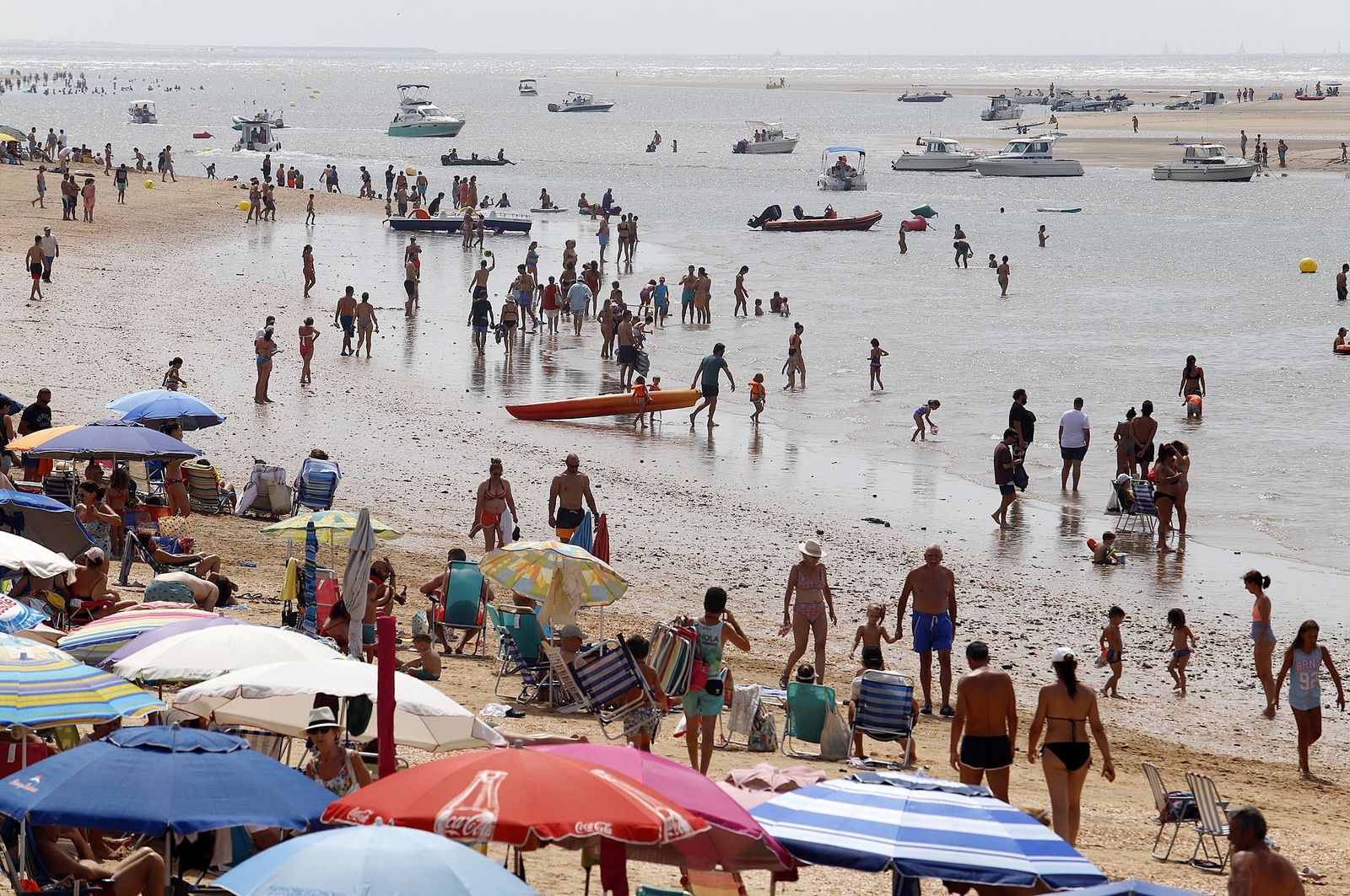 Un día en las playas de Huelva, en imágenes