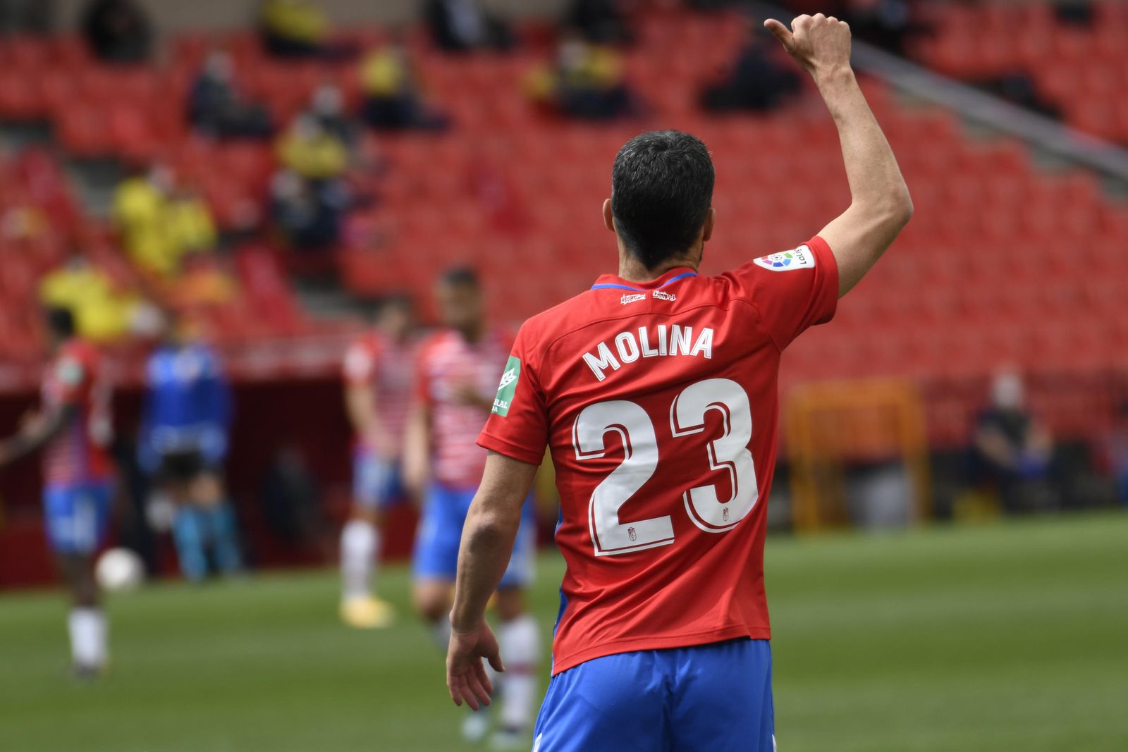 Jorge Molina realiza un gesto de aprobación.