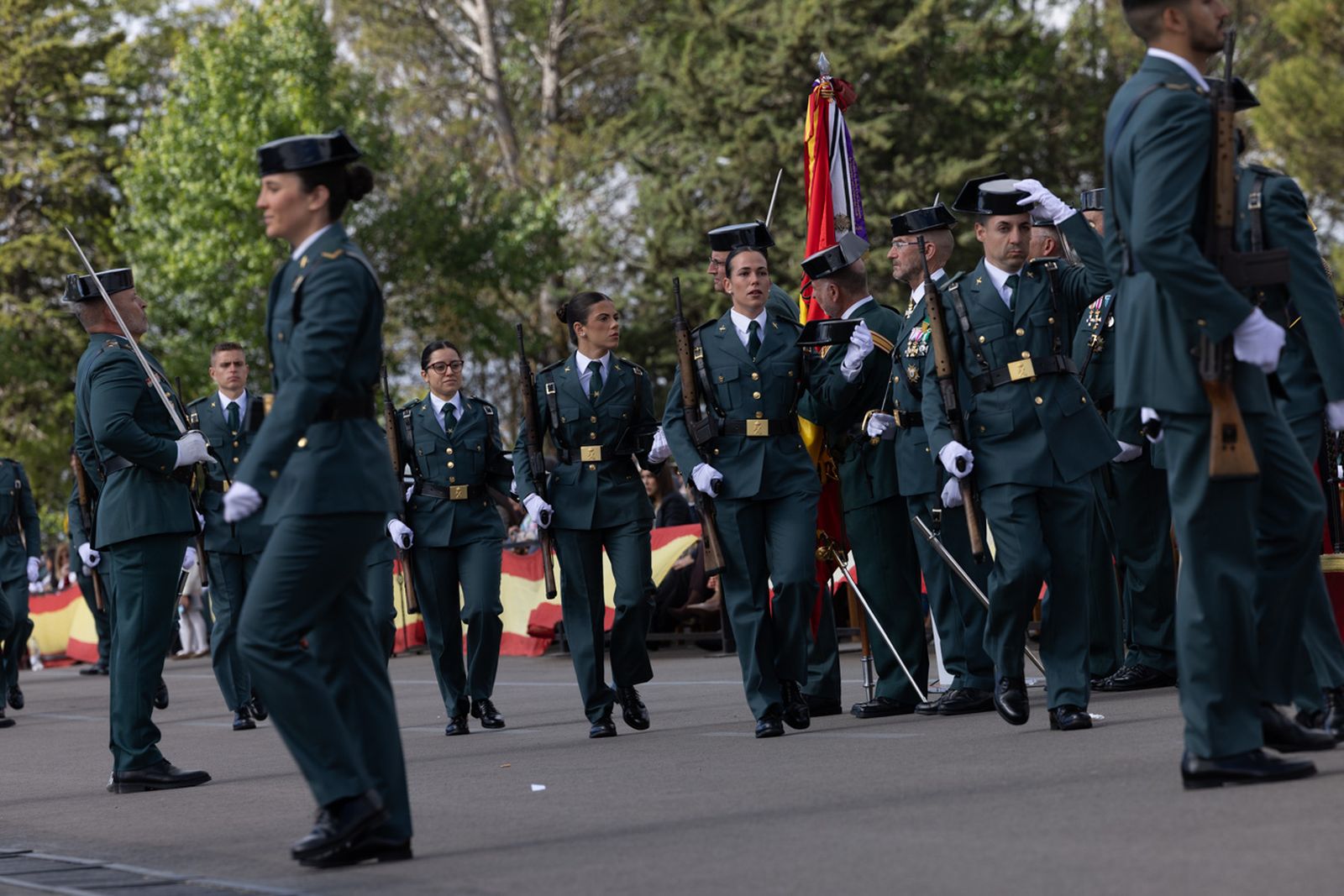 familiares-arropan-a-los-guardias-civiles-en-la-jura-de-bandera-de-la