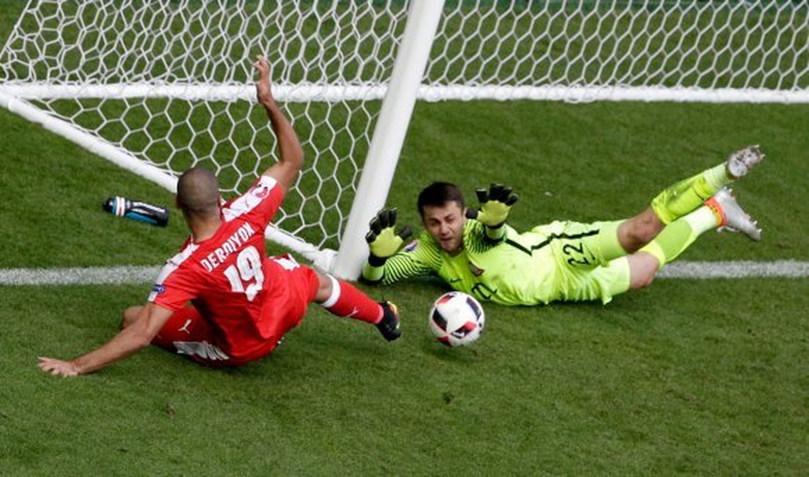 Polonia, primer equipo en cuartos tras ganar en los penaltis (1-1)