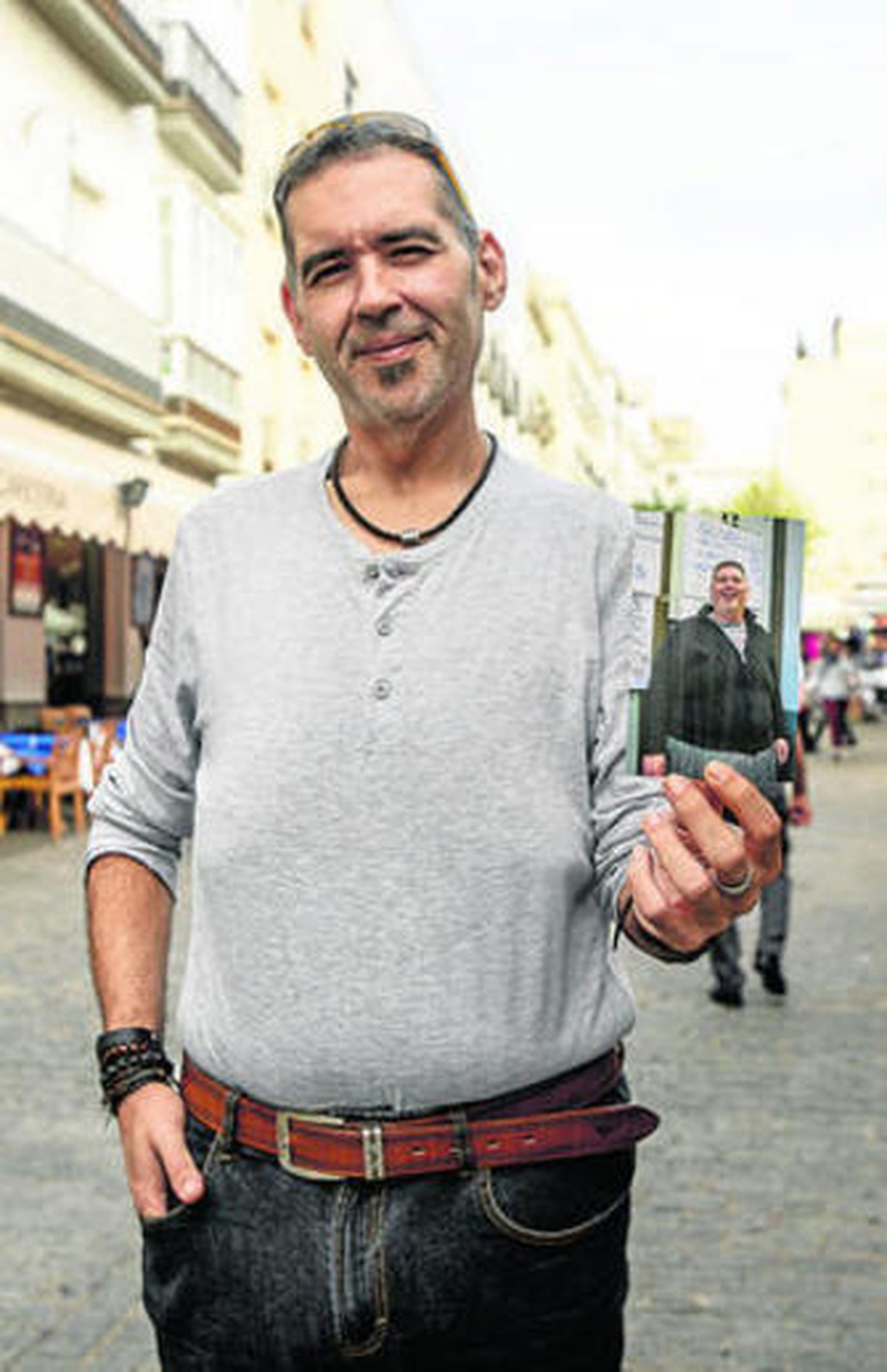 Humberto muestra una foto de cómo estaba antes.