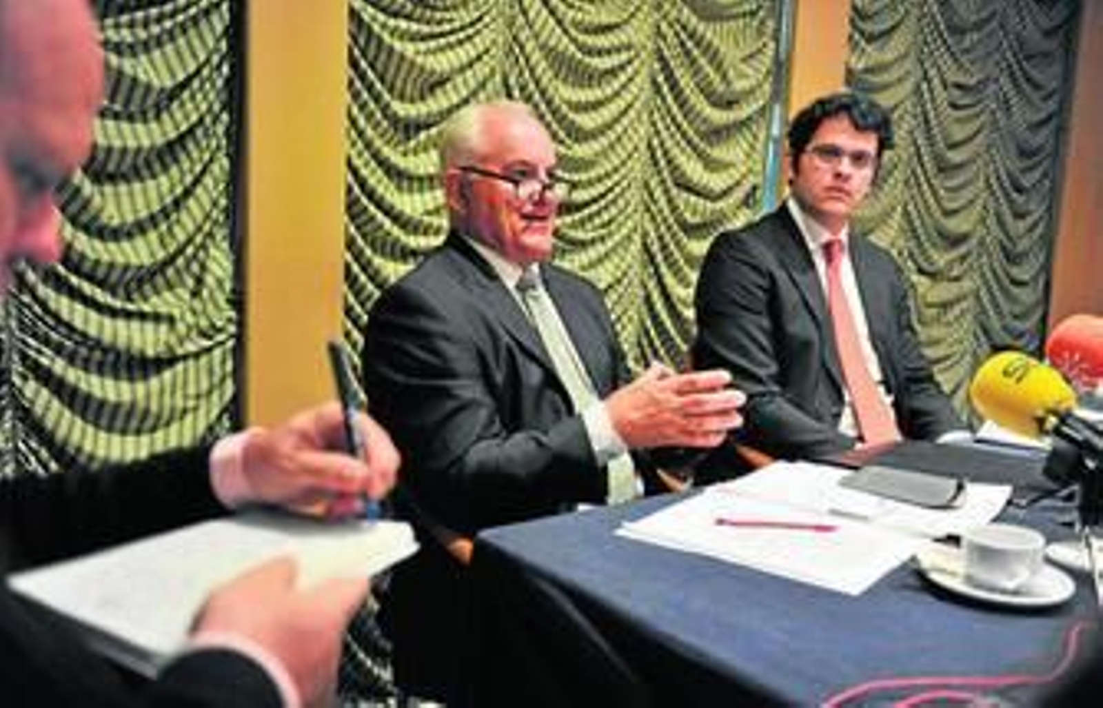 Luis Ramón de Celis y su hijo Pablo, durante el encuentro que mantuvieron con la prensa en Antares.