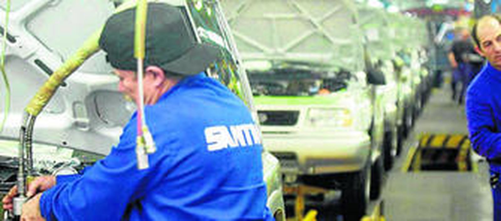 Trabajadores de Santana, en la cadena de montaje de la factoría linarense.