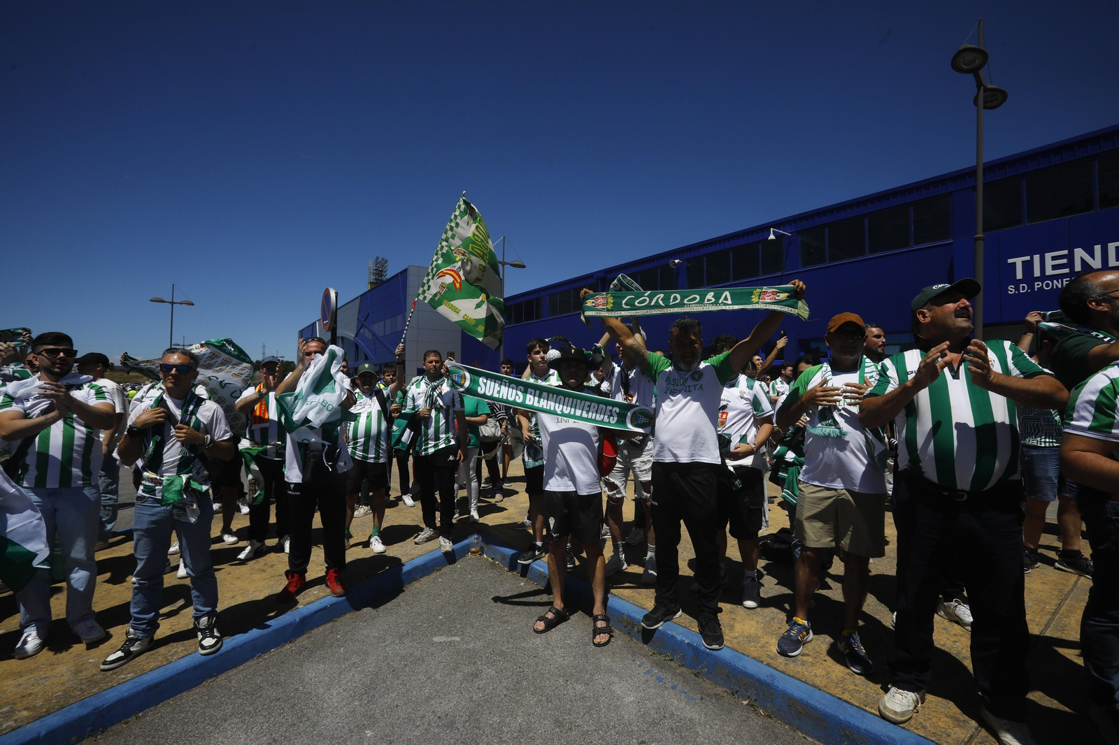 El Córdoba CF recibe el calor de su afición a su llegada a El Toralín antes del partido ante la Ponferradina El Córdoba CF recibe el calor de su afición a su llegada a El Toralín antes del partido ante la Ponferradina