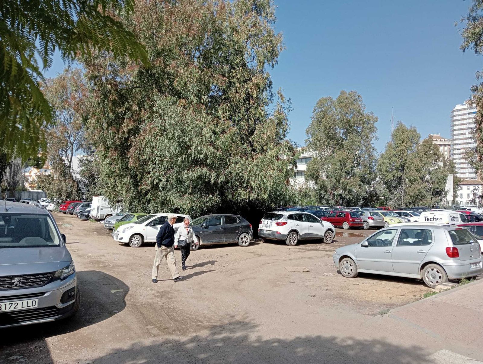 Espacio dotacional utilizado como aparcamiento.