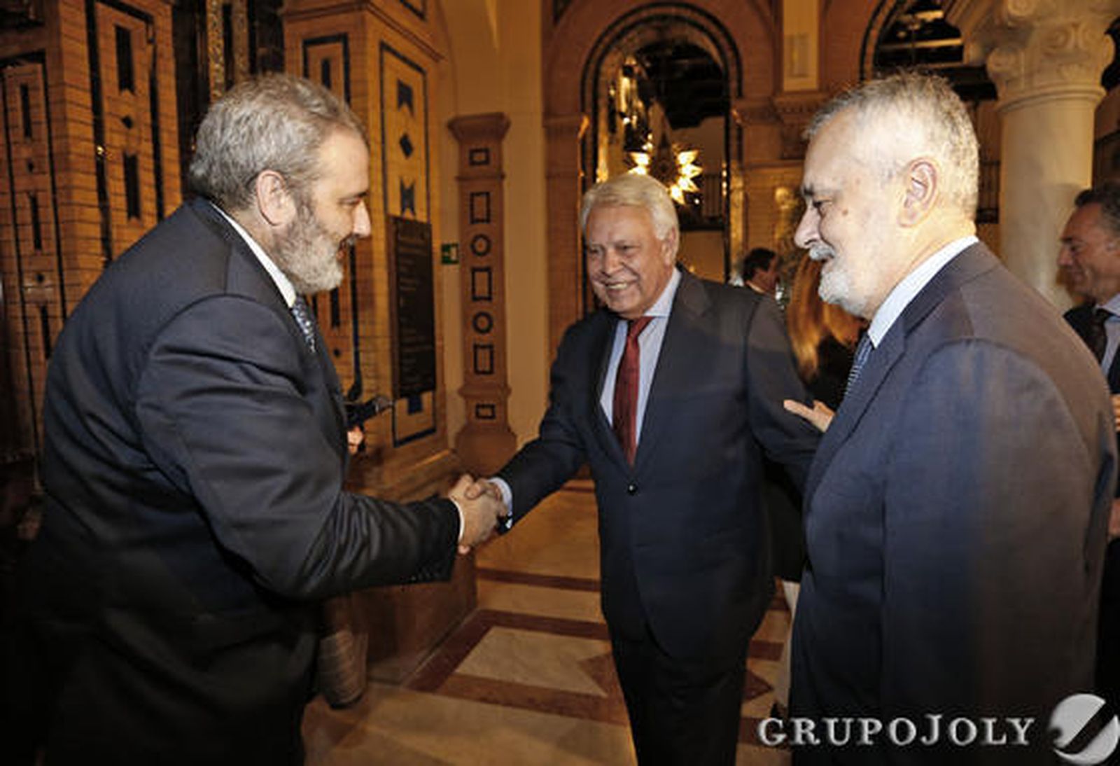 Máximo Díaz Cano saluda a Felipe González en presencia de José Antonio Griñán./ Antonio Pizarro/Juan Carlos Vázquez/ Juan Carlos Muñoz/Belén Vargas