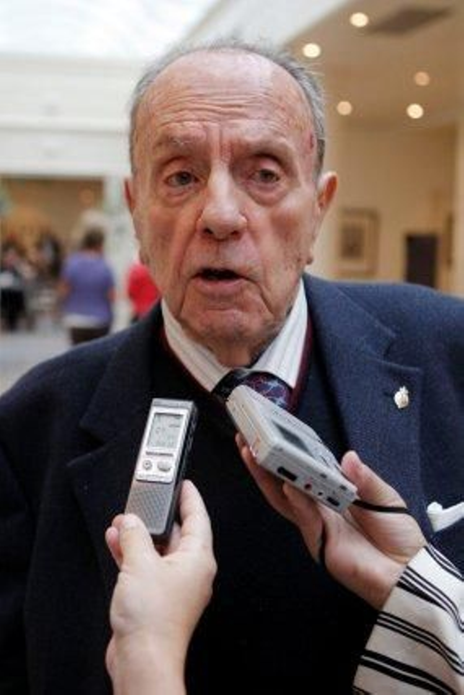 Fraga dice que no sabía nada de la financiación ilegal y que echó a Crespo cuando lo supo