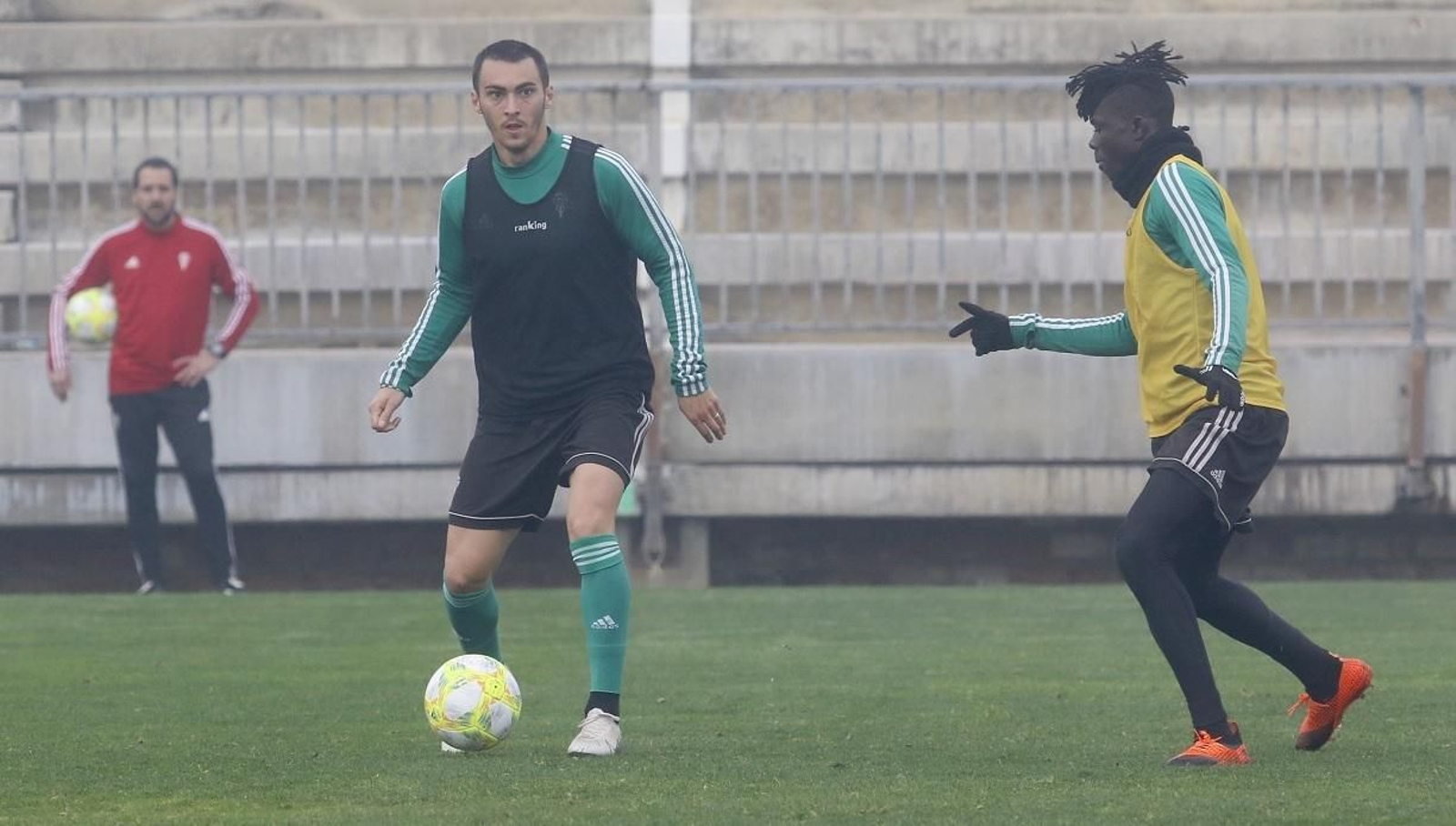 Moutinho controla el balón ante la presión de Djetei, en un entrenamiento.
