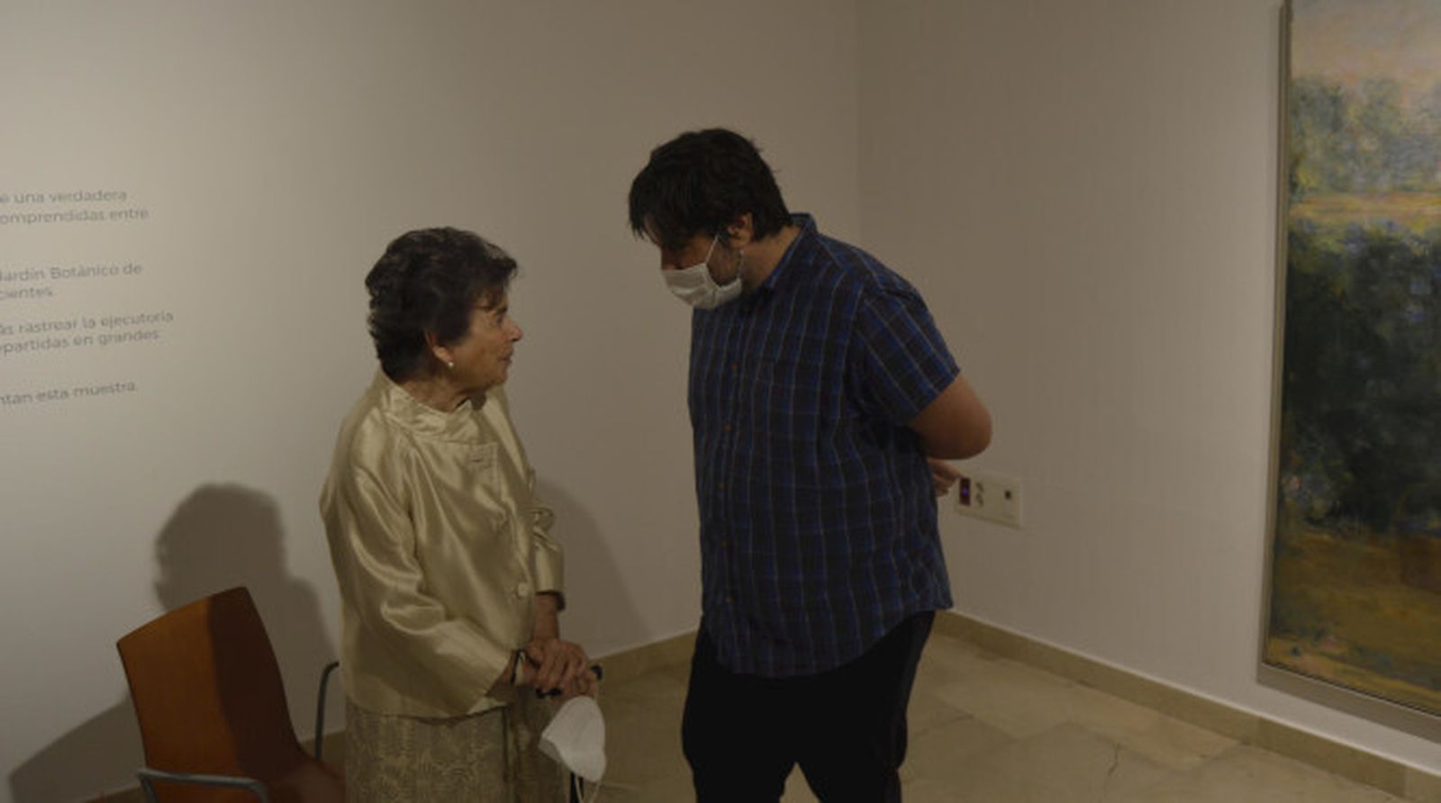 Carmen Laffón con el pintor Pepe Baena, durante la inauguración de la exposición. en la Fundación Cajasol.