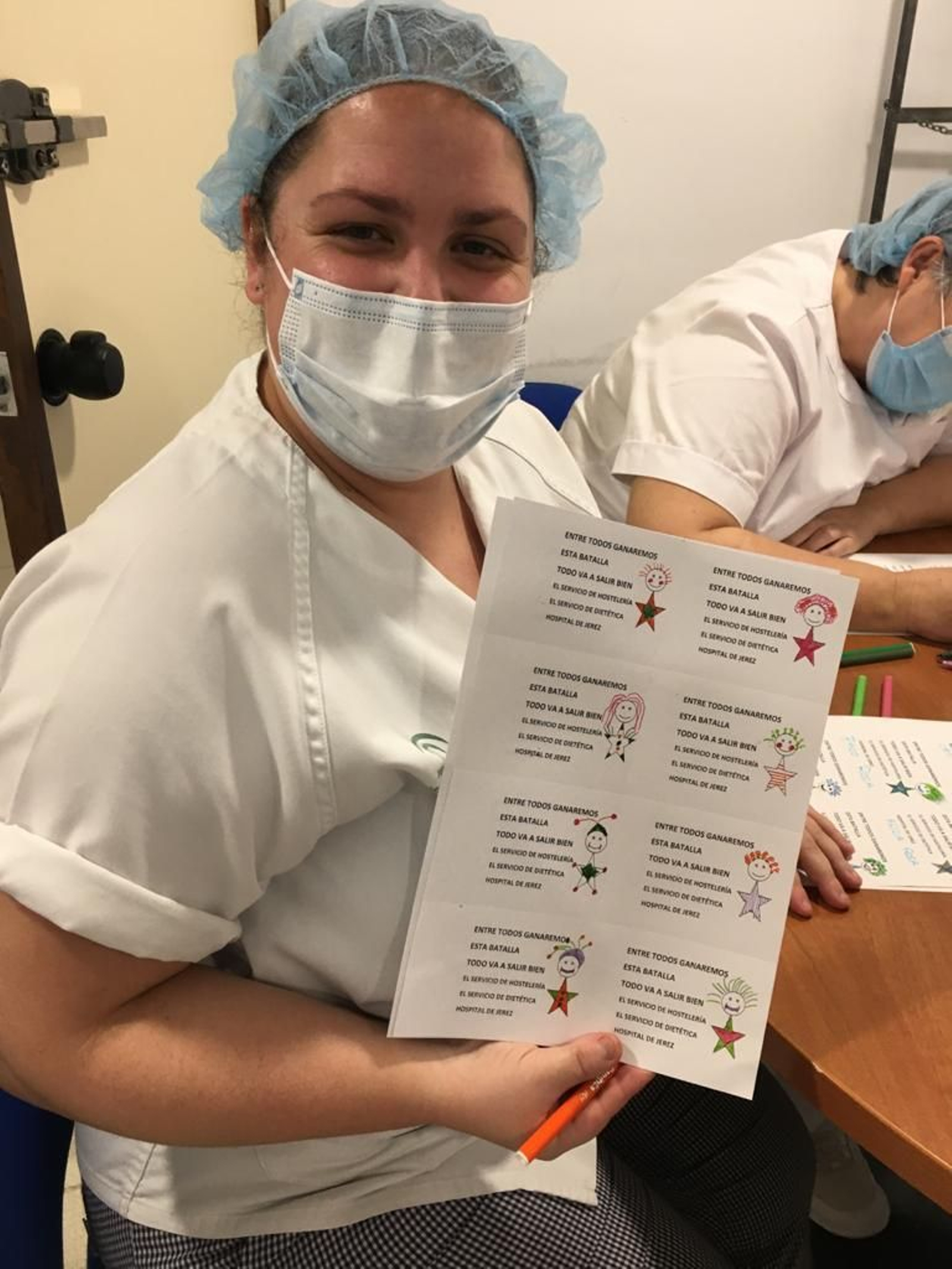 Otra trabajadora muestra varias de las etiquetas.