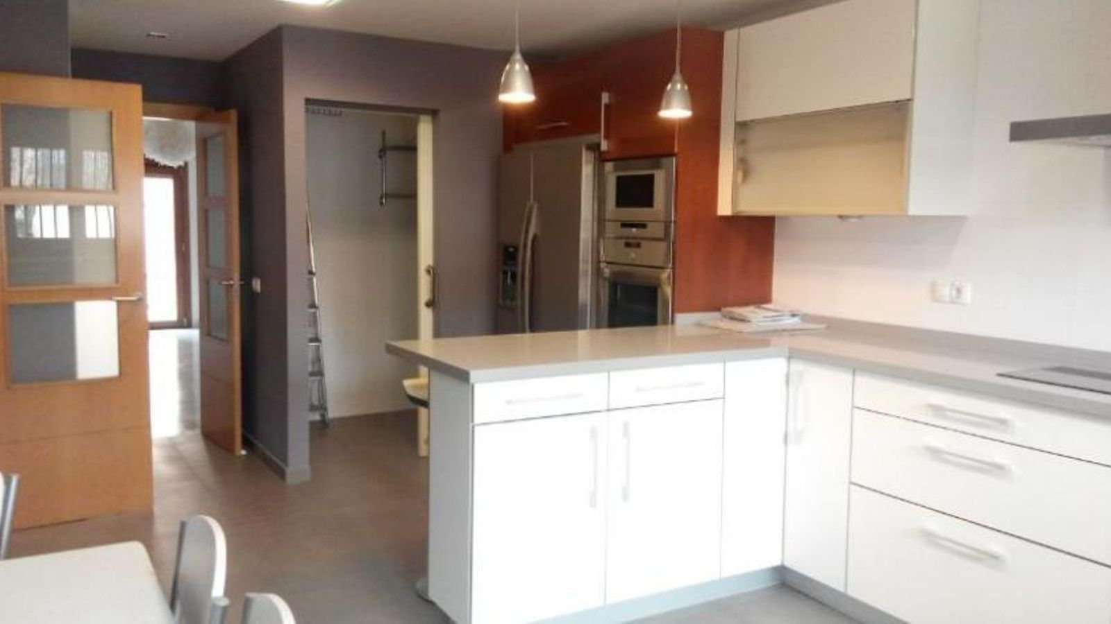 Cocina equipada de la casa independiente que está junto a El Corte Inglés de Nervión