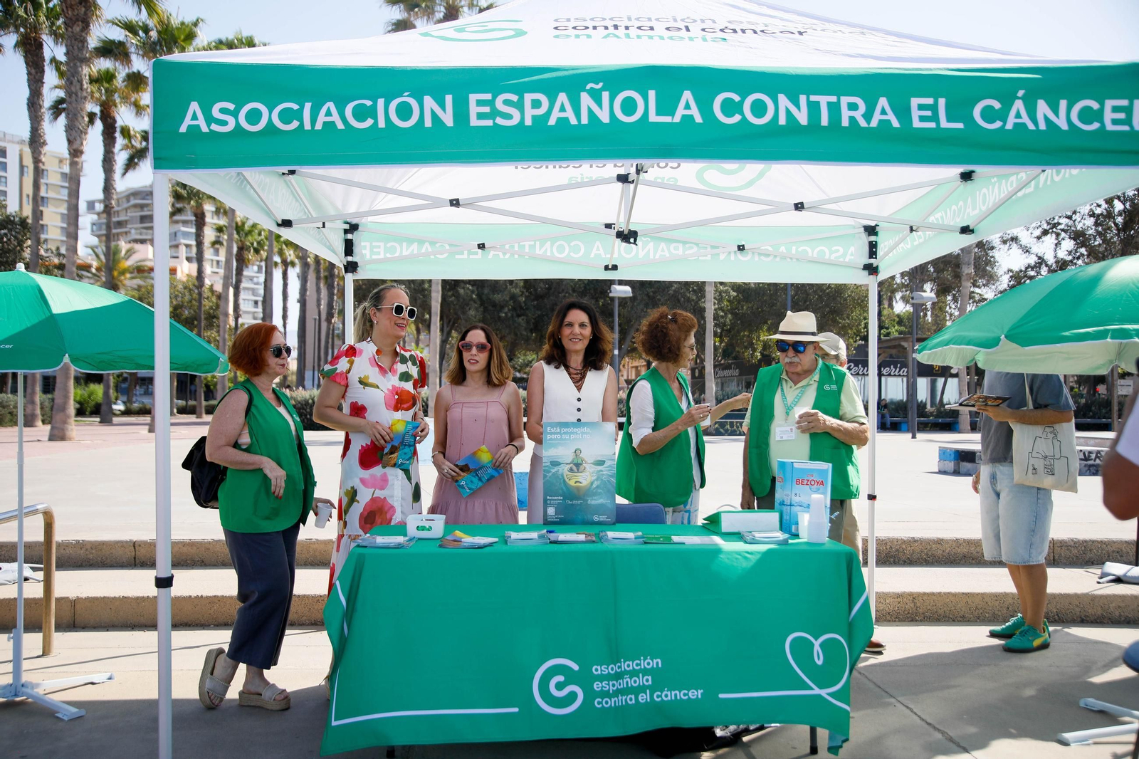 Las imágenes de la carpa informativa sobre prevención del cáncer de piel en Almería