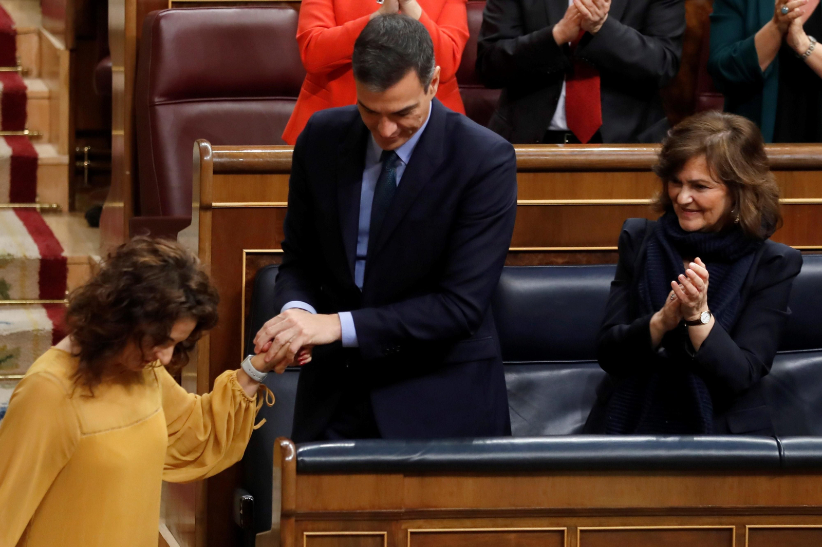Montero da la mano a Pedro Sánchez tras la votación. Montero da la mano a Pedro Sánchez tras la votación.