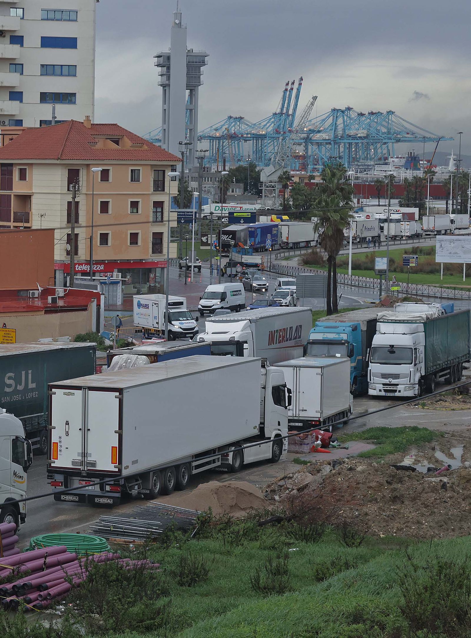 Fotos de los camiones retenidos en Algeciras