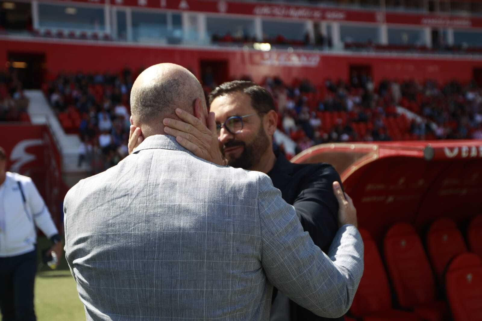 Pepe Mel y José Bordalás se saludan antes del comienzo del encuentro entre rojiblancos y madrileños.