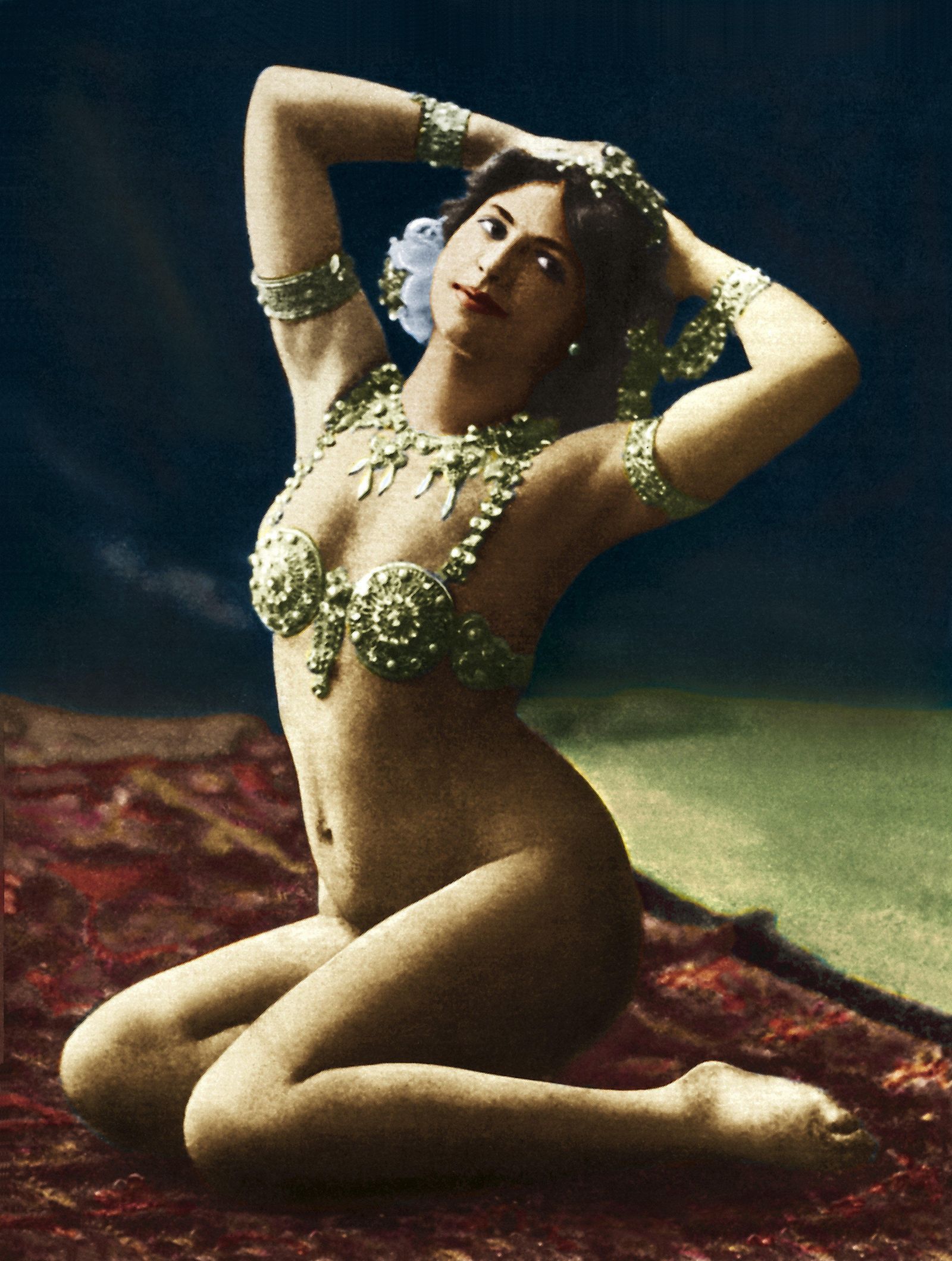 Mata Hari en una sensual postal de sus años de glorial