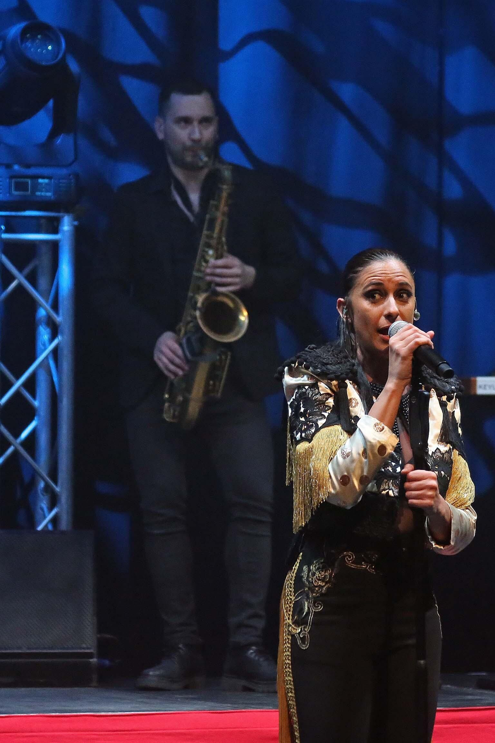 Fotos del concierto de María Peláe en La Línea