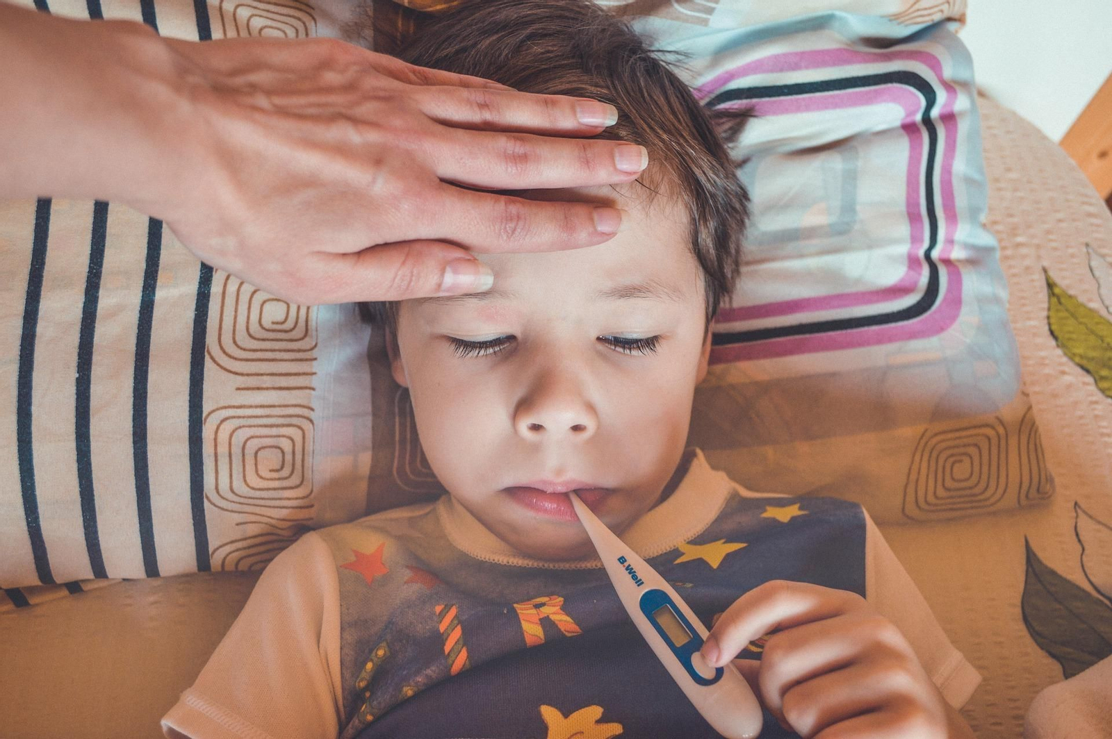 Un niño con síntomas de gripe