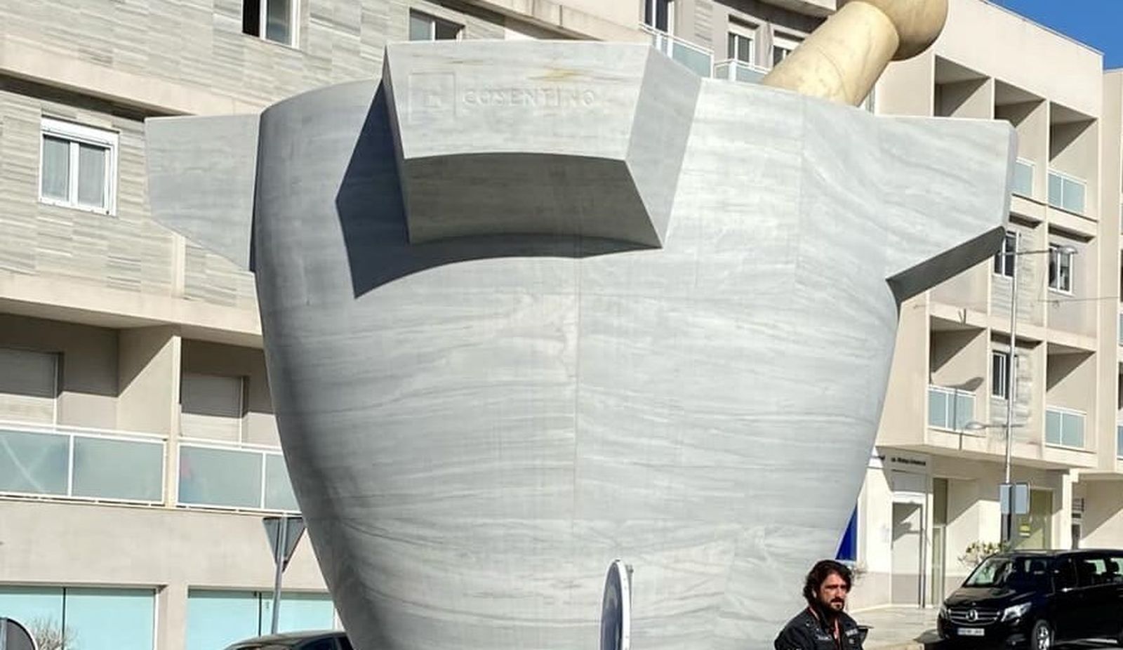 Antonio Orozco descubre el mortero más grande del mundo en Macael