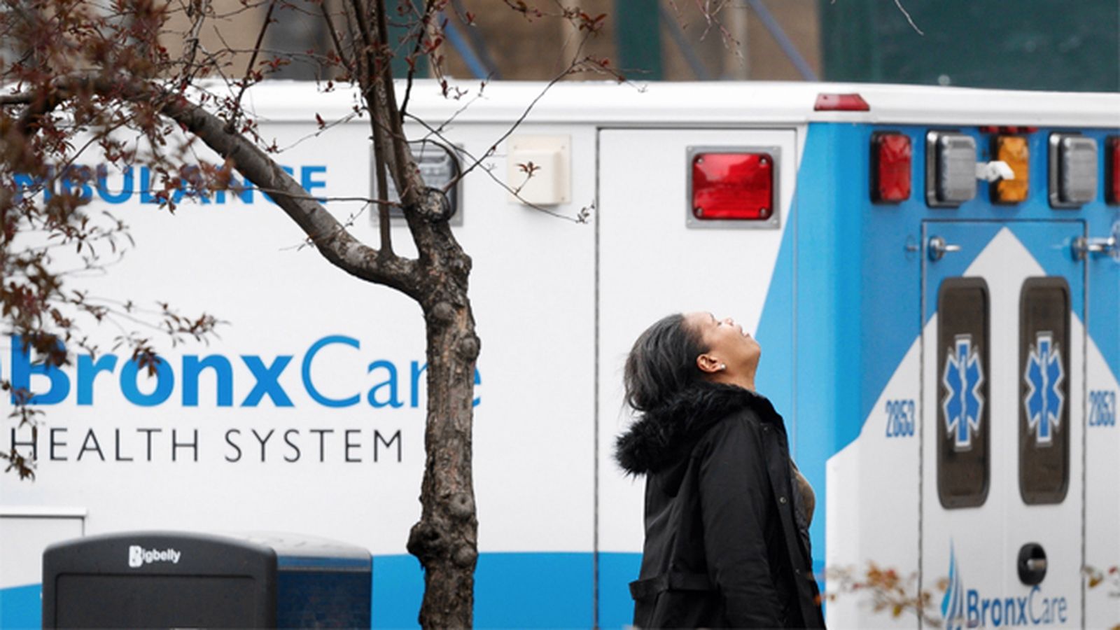 Una mujer reacciona a las malas noticias sobre un familiar afectado a las puertas del Hospital Lebanon, en el Bronx.