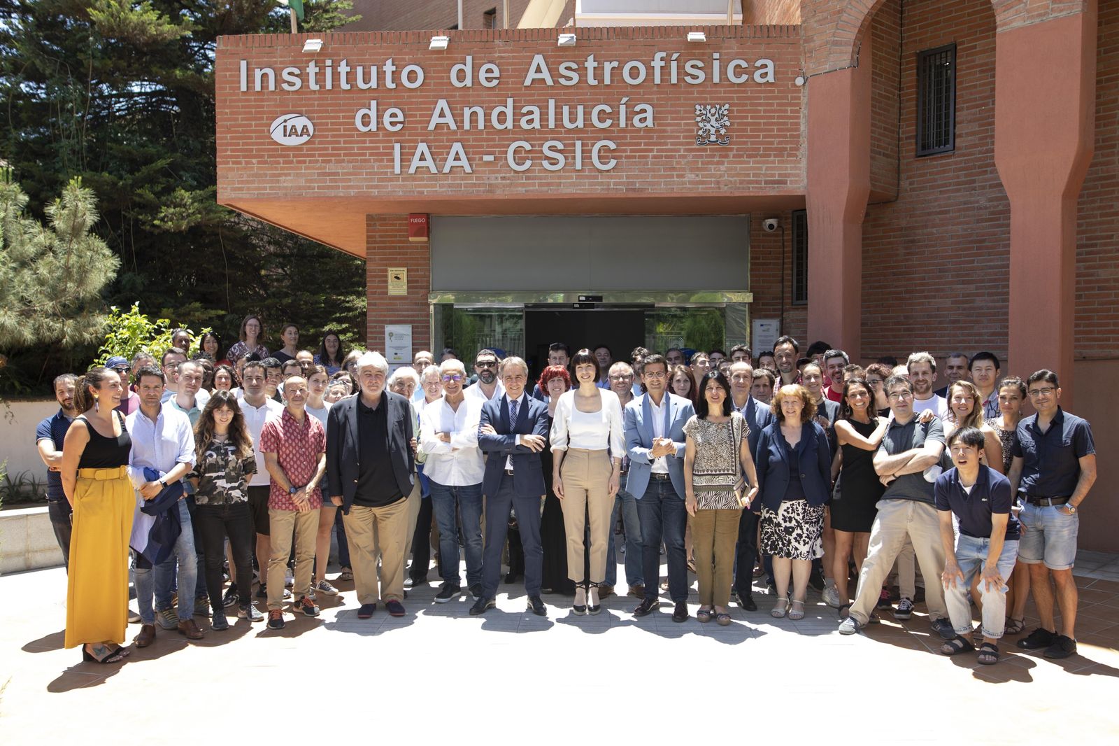 La ministra, junto a Cuenca y López Calahorro, con la plantilla del IAA.