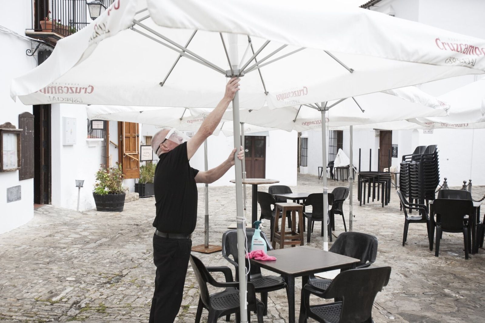 La reapertura de la terraza del Bar Zulema II, en Grazalema, este lunes.