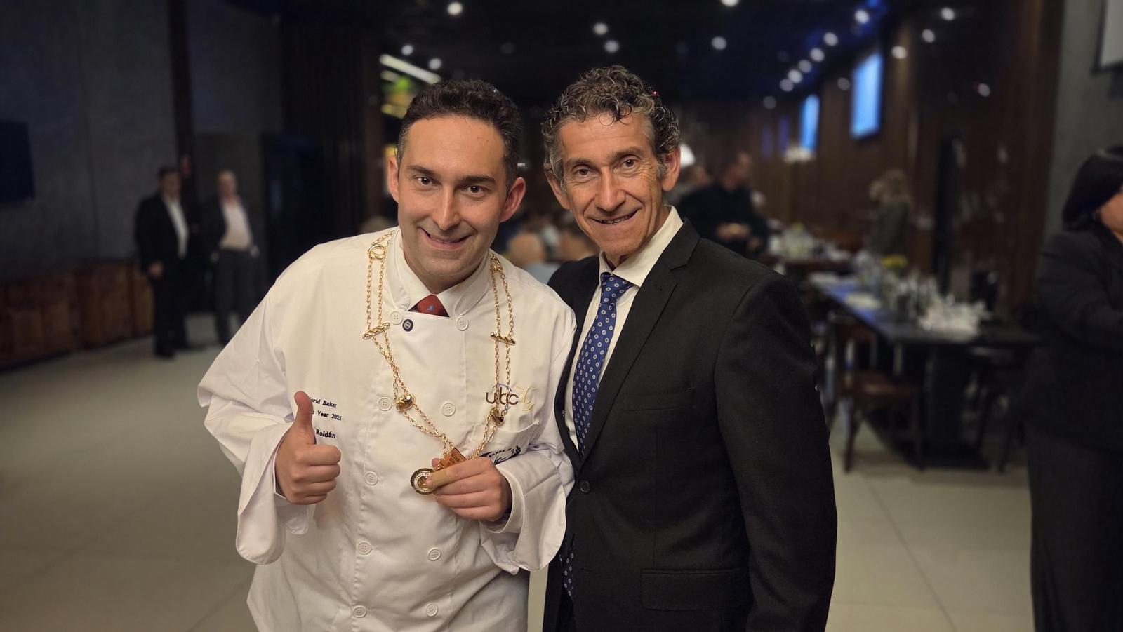 José Roldán posa con su flamante medalla