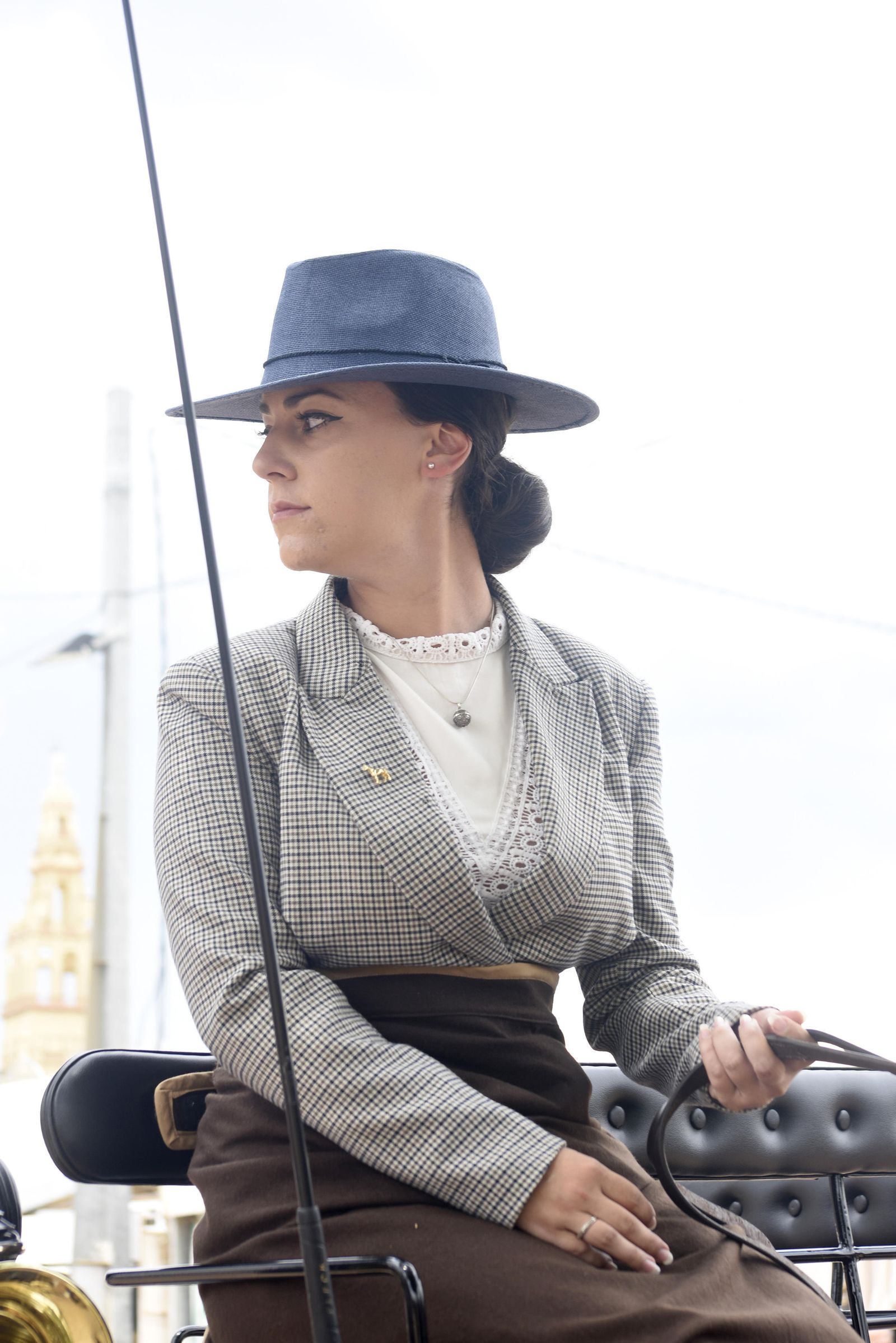 Una mujer monta en uno de los carruajes de tradición.