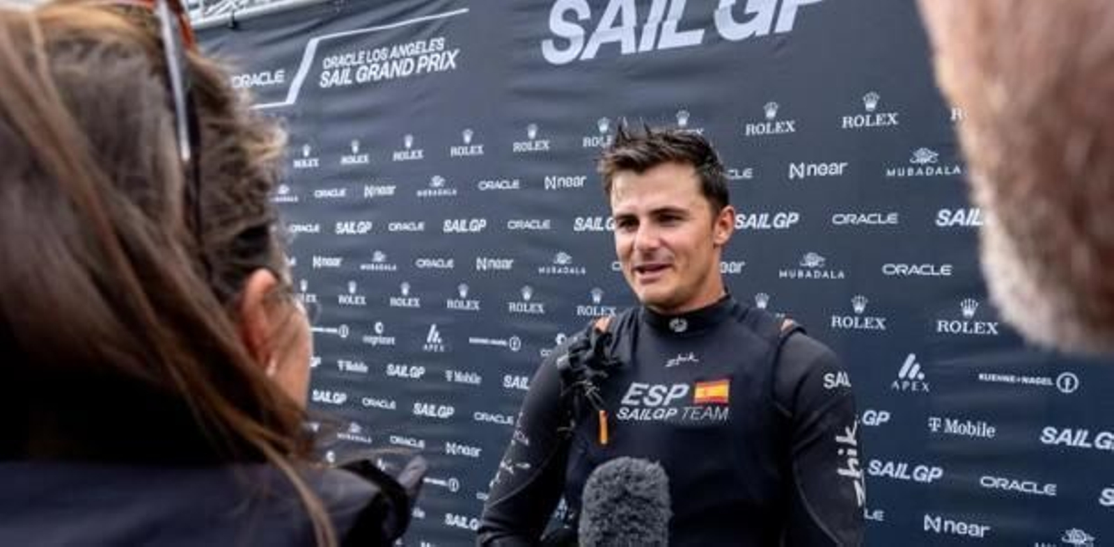 Botín atiende a los medios después de una prueba.