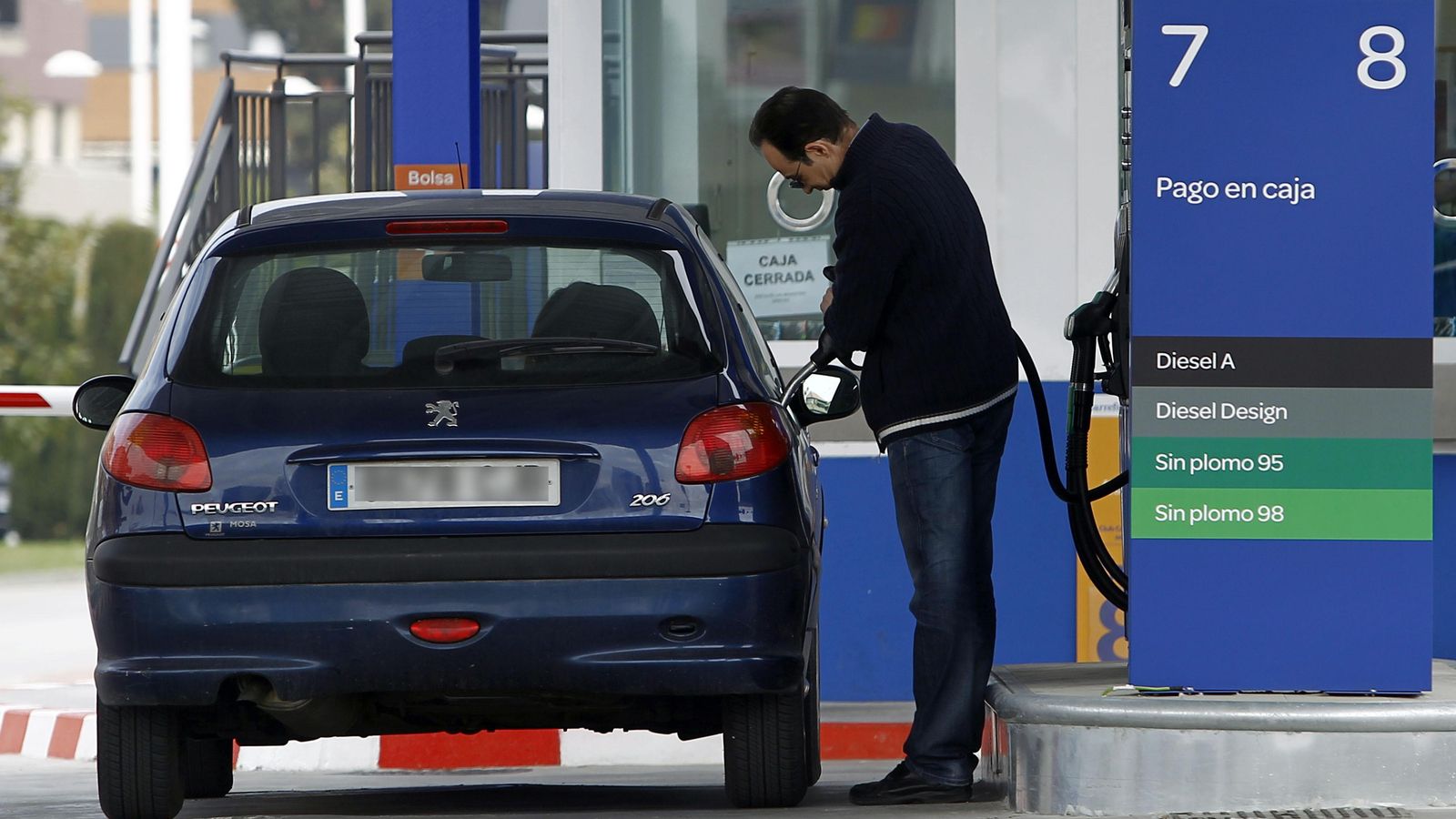 Gasolinera ubicada en una gran superficie de nuestra comunidad.
