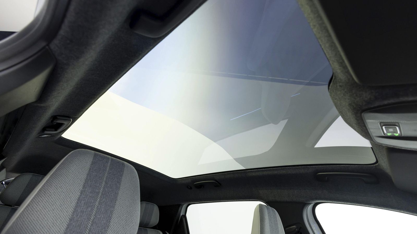 El techo panorámico Solarbay no tiene cortinilla que evite la incidencia del sol, ya que se hace opaco a voluntad de los ocupantes o mediante el comando de voz a través del Google Assistant.