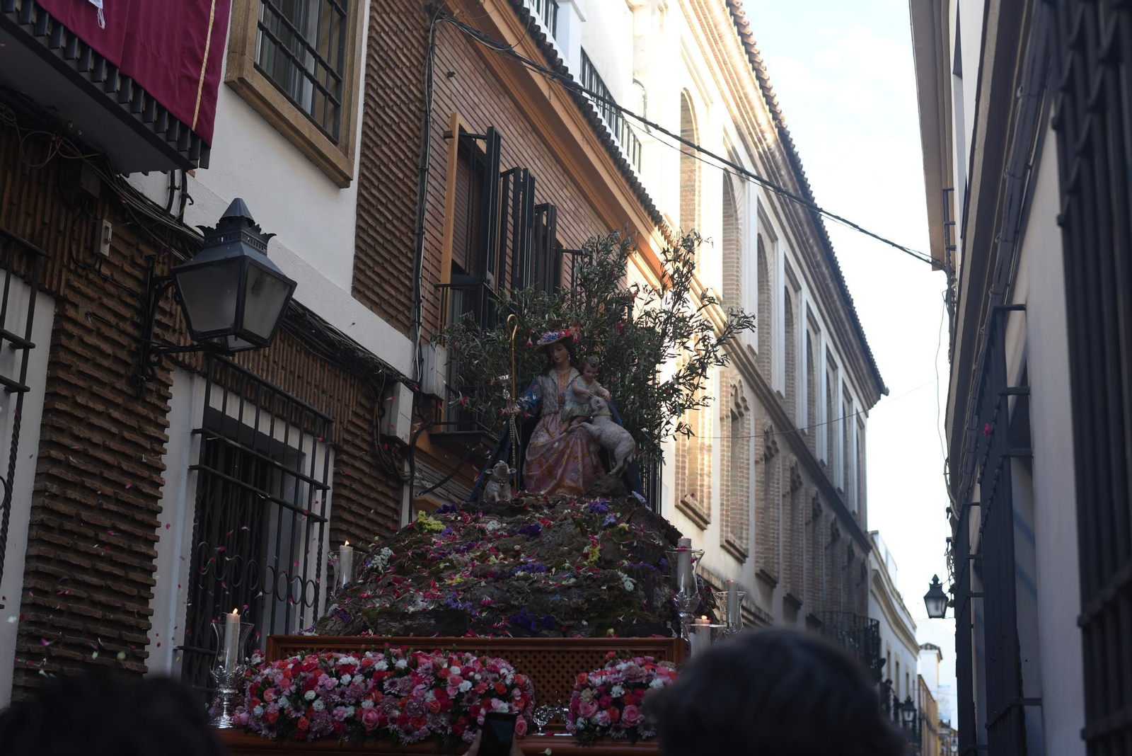 La procesión del colegio Divina Pastora de Córdoba con su Virgen, en imágenes