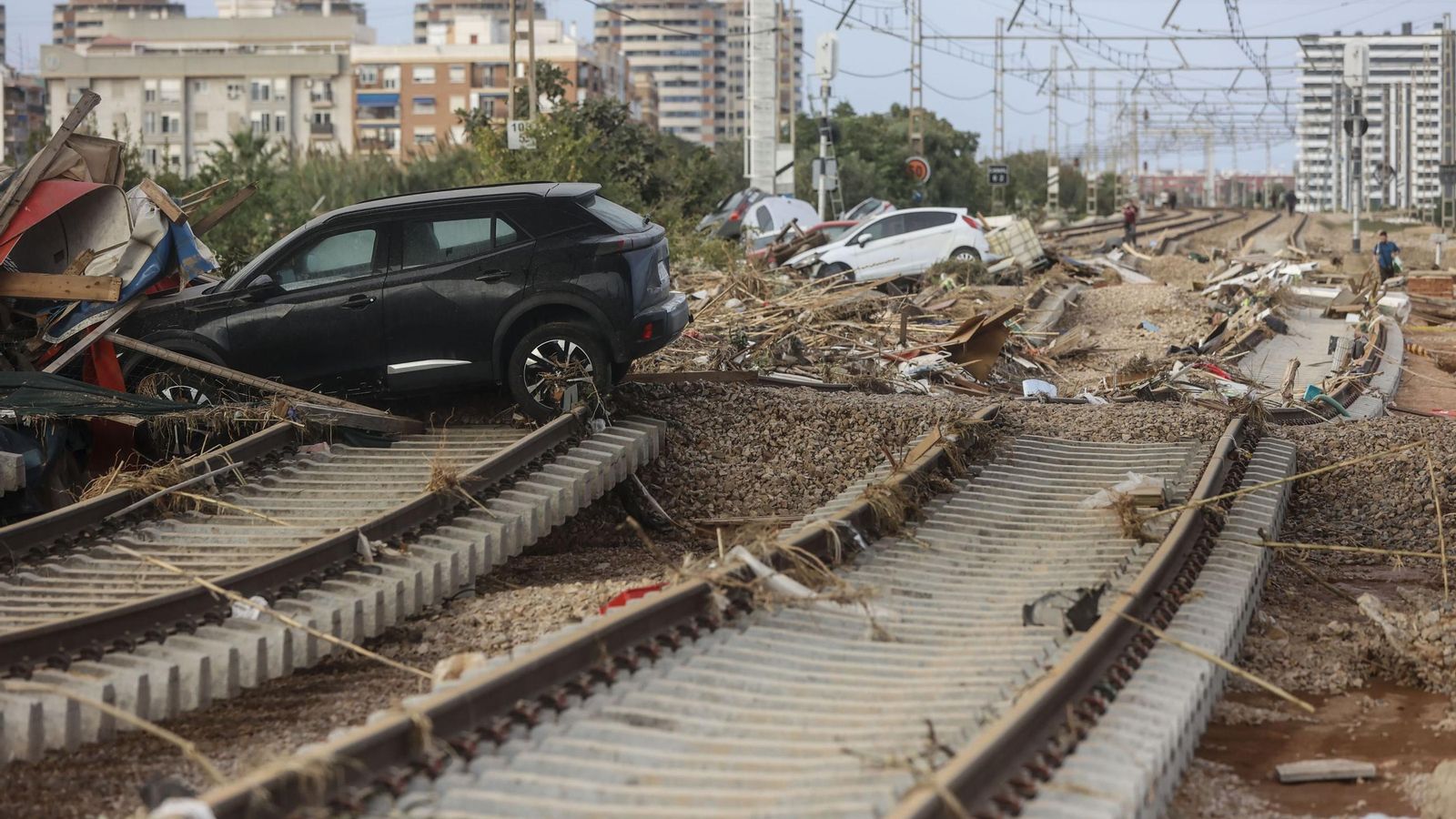 Decenas de coches amontonados en las vías del tren, en Sedaví, Valencia.