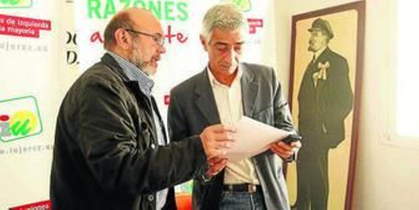 Del Valle (d) y el diputado Iganacio García, ayer en la sede del partido.