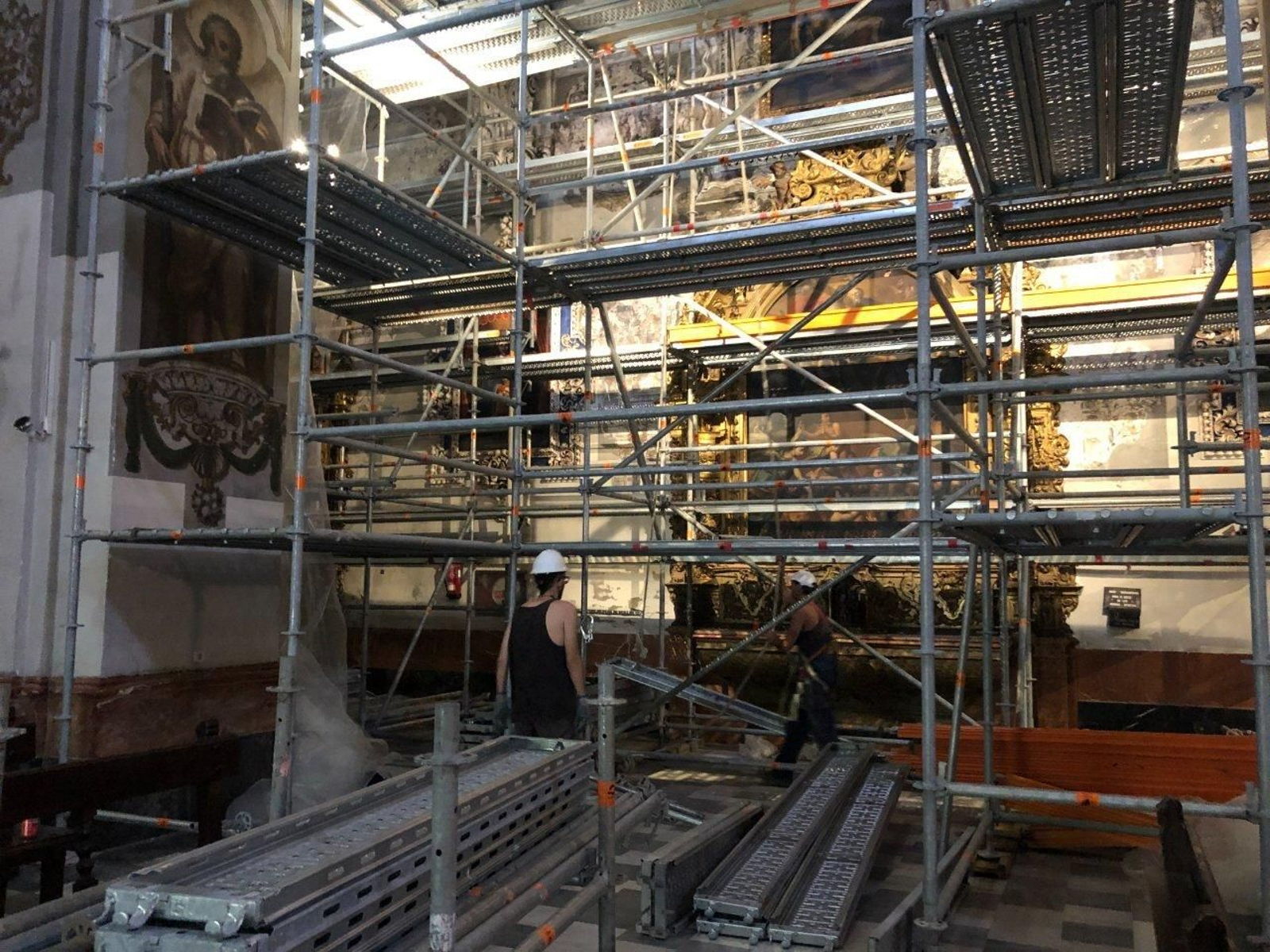 El andamiaje colocado en la nave del Evangelio de la parroquia de la Magdalena.