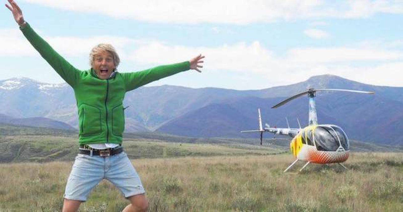 El aventurero Jesús Calleja junto al helicóptero con que va recorriendo los parajes españoles más espectaculares.