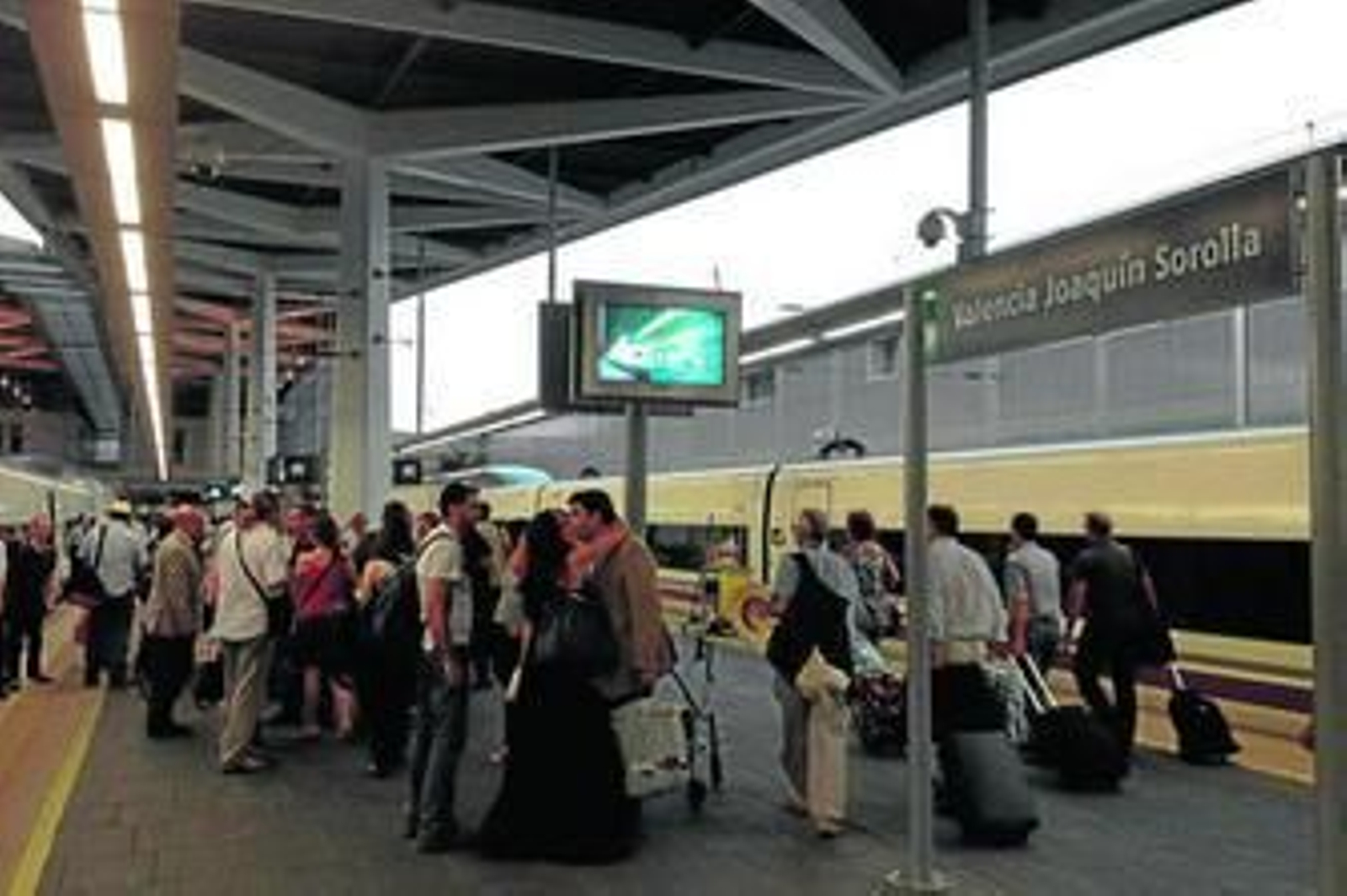 Llegada ayer a Valencia del AVE entre Málaga y la capital del Turia.