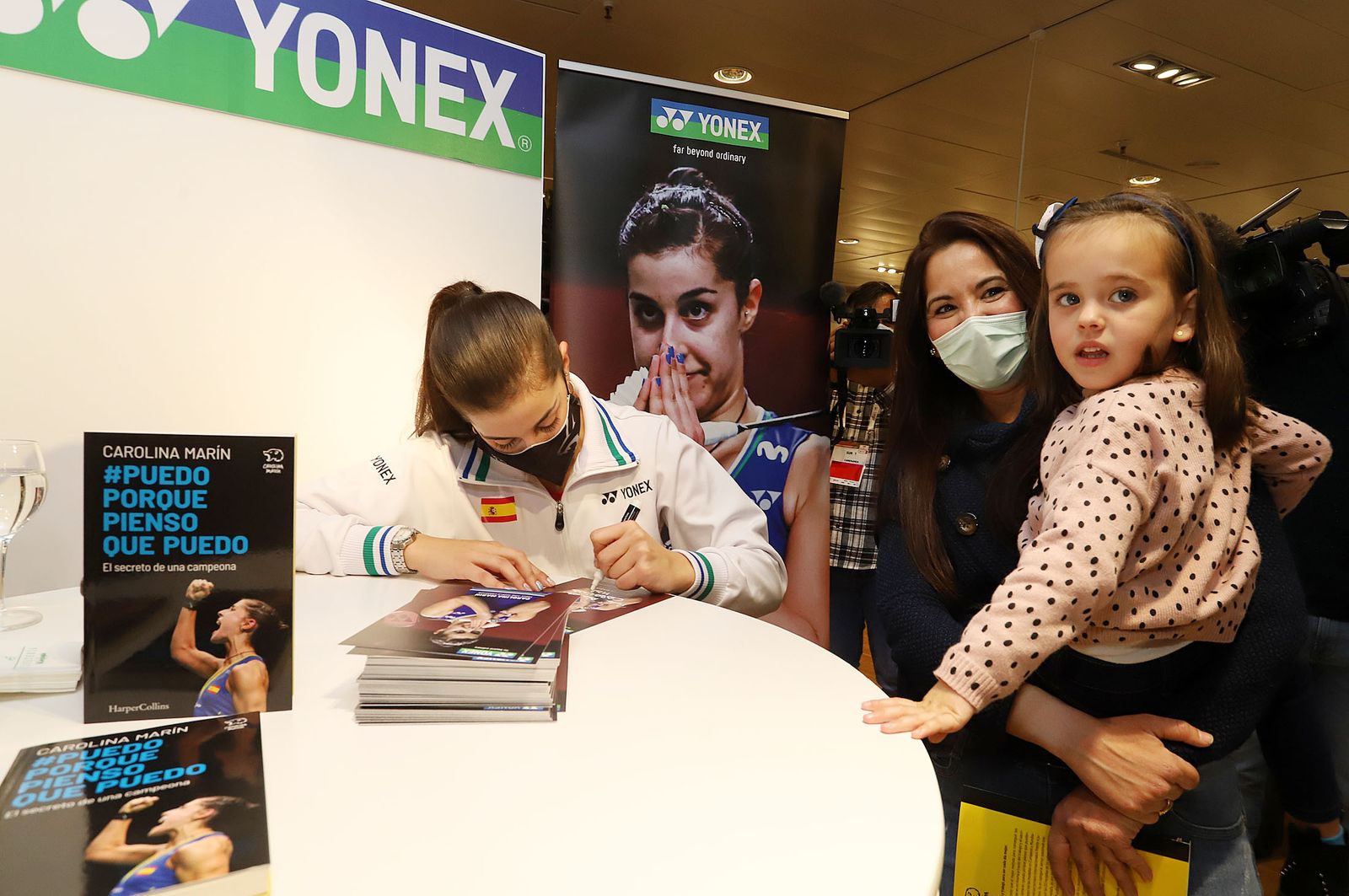 Huelva 2021: Carolina Marín firma autógrafos en el Corte Inglés de Huelva durante el Mundial de Bádminton