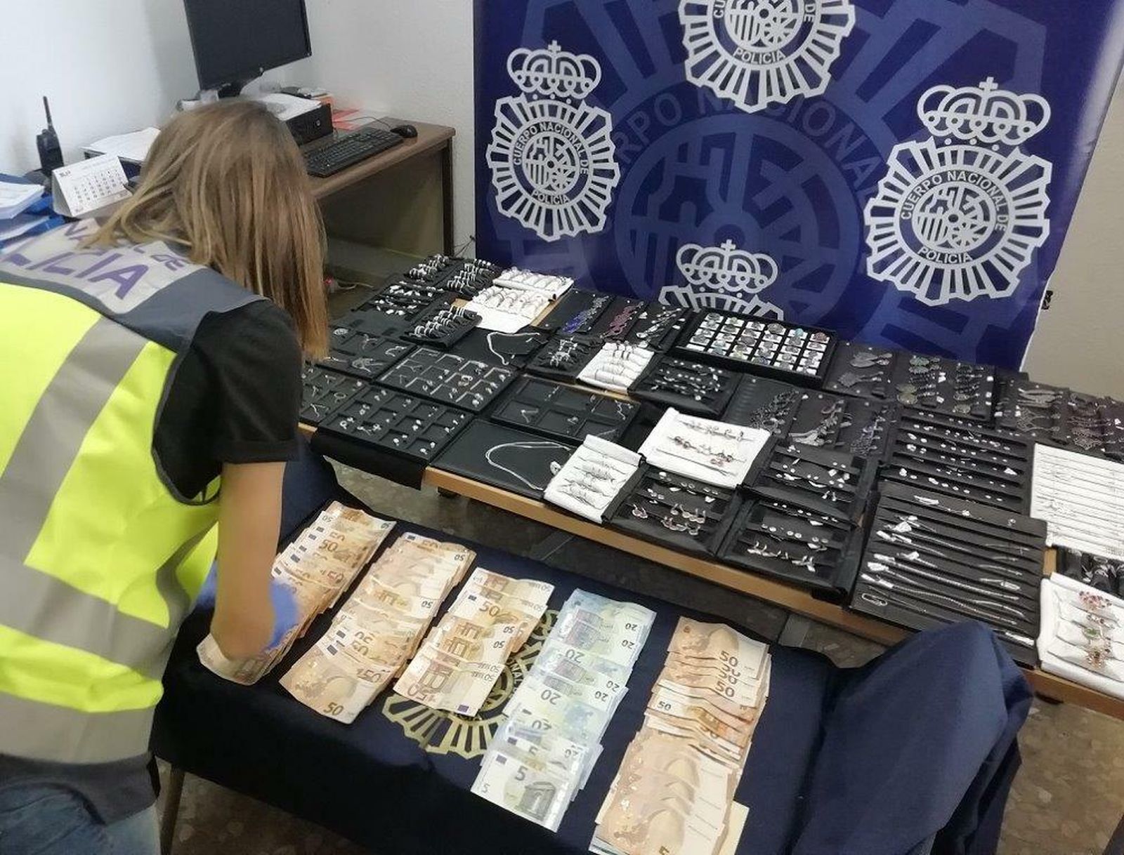 Una policía junto al material intervenido