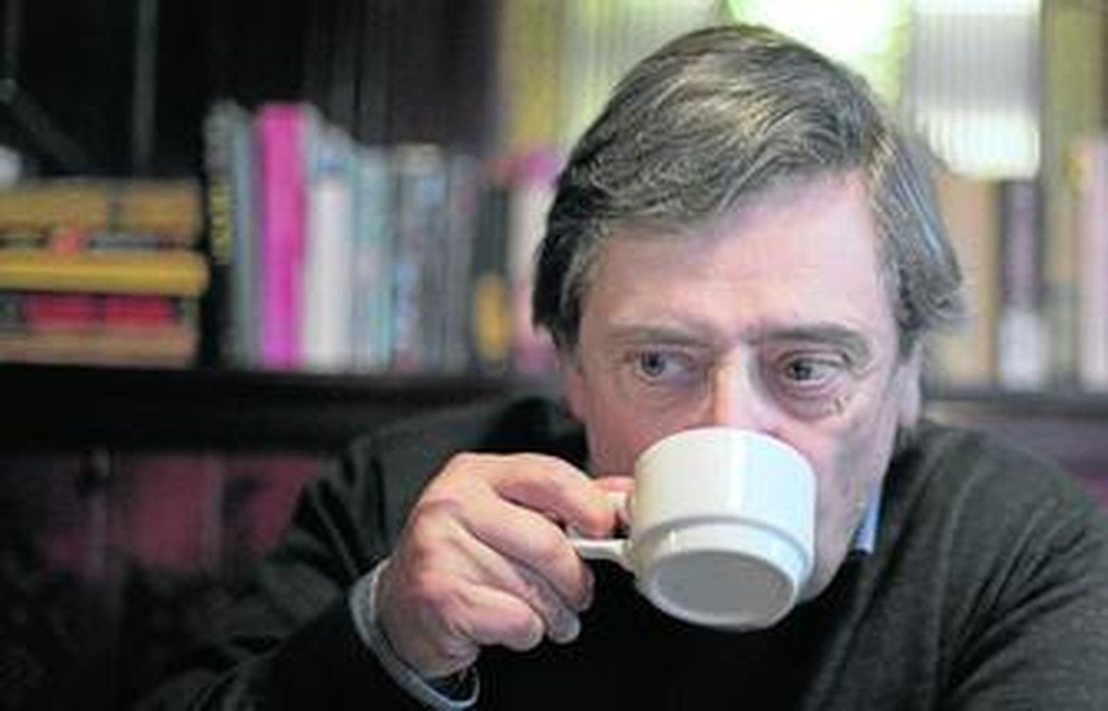 El arquitecto e historiador Víctor Pérez Escolano bebe un sorbo de té en un momento de la entrevista.