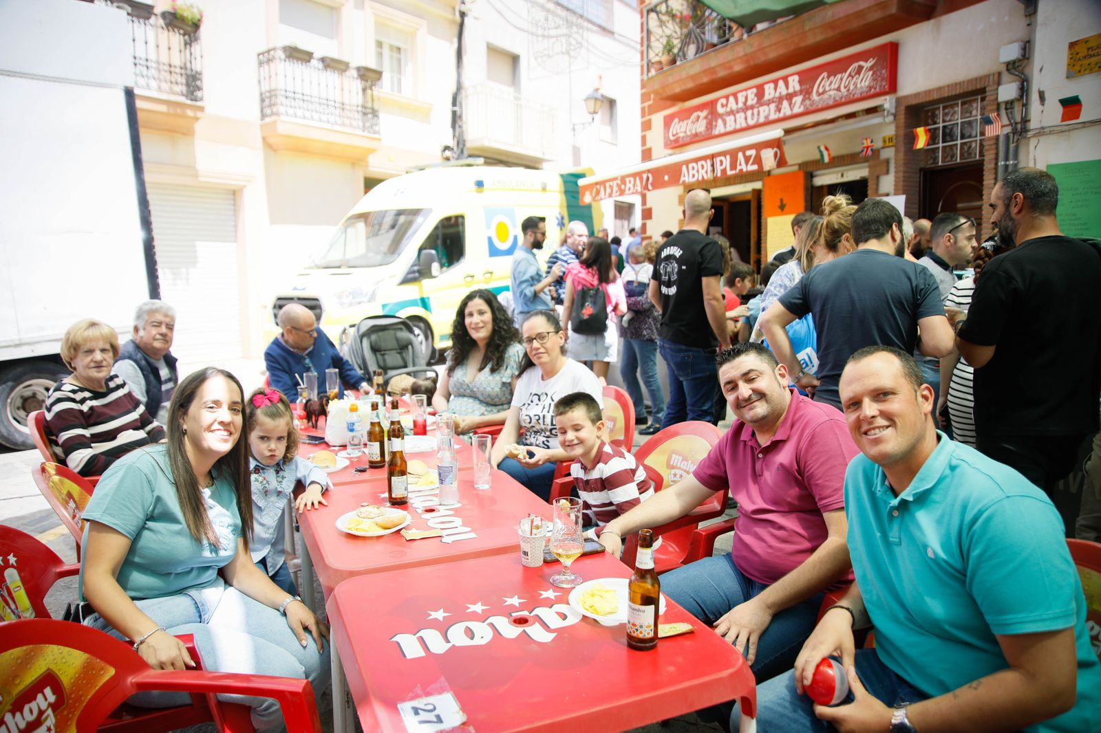 Abruceneros durante la feria del mediodía.