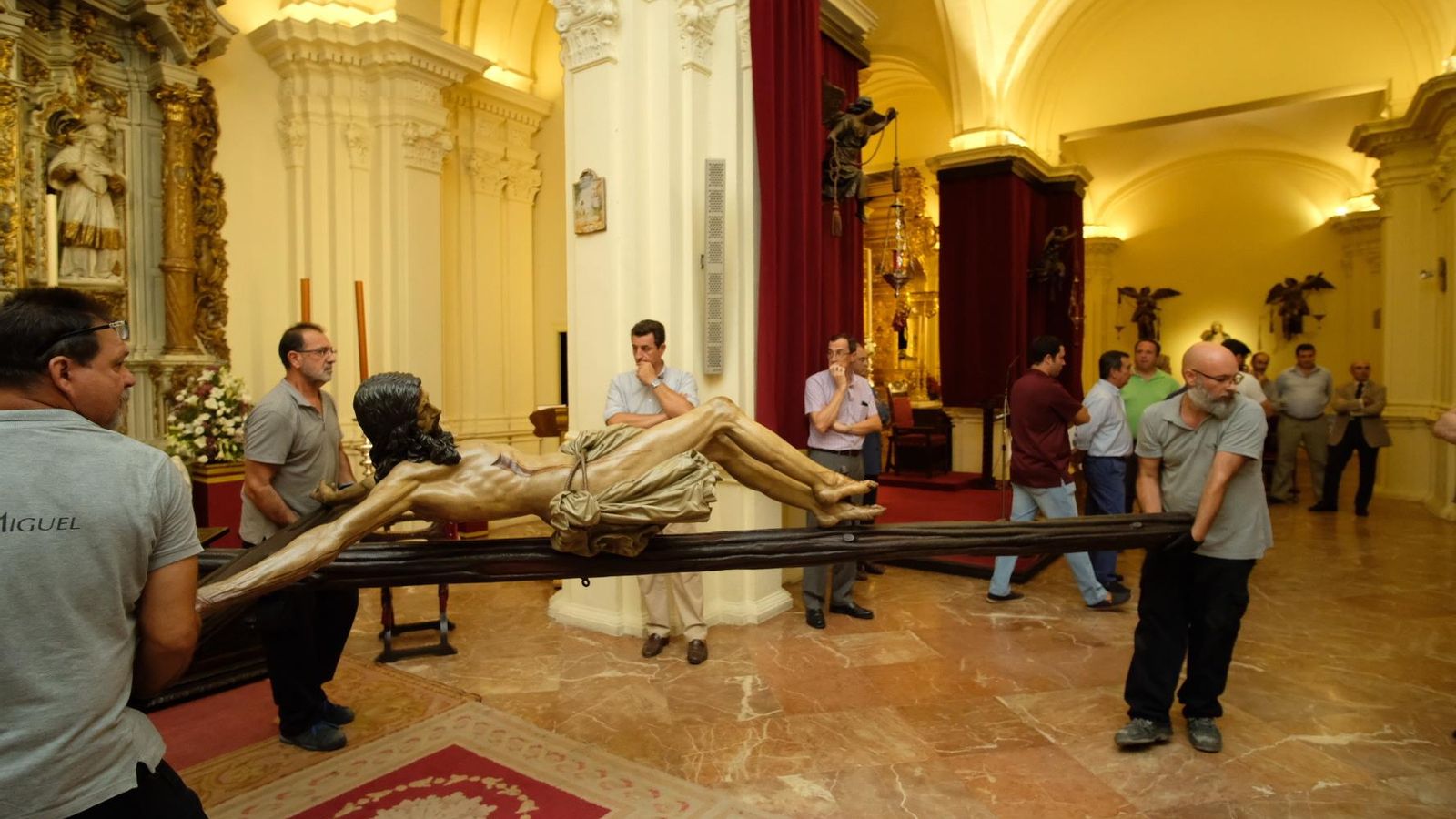 Un momento del traslado de la imagen.