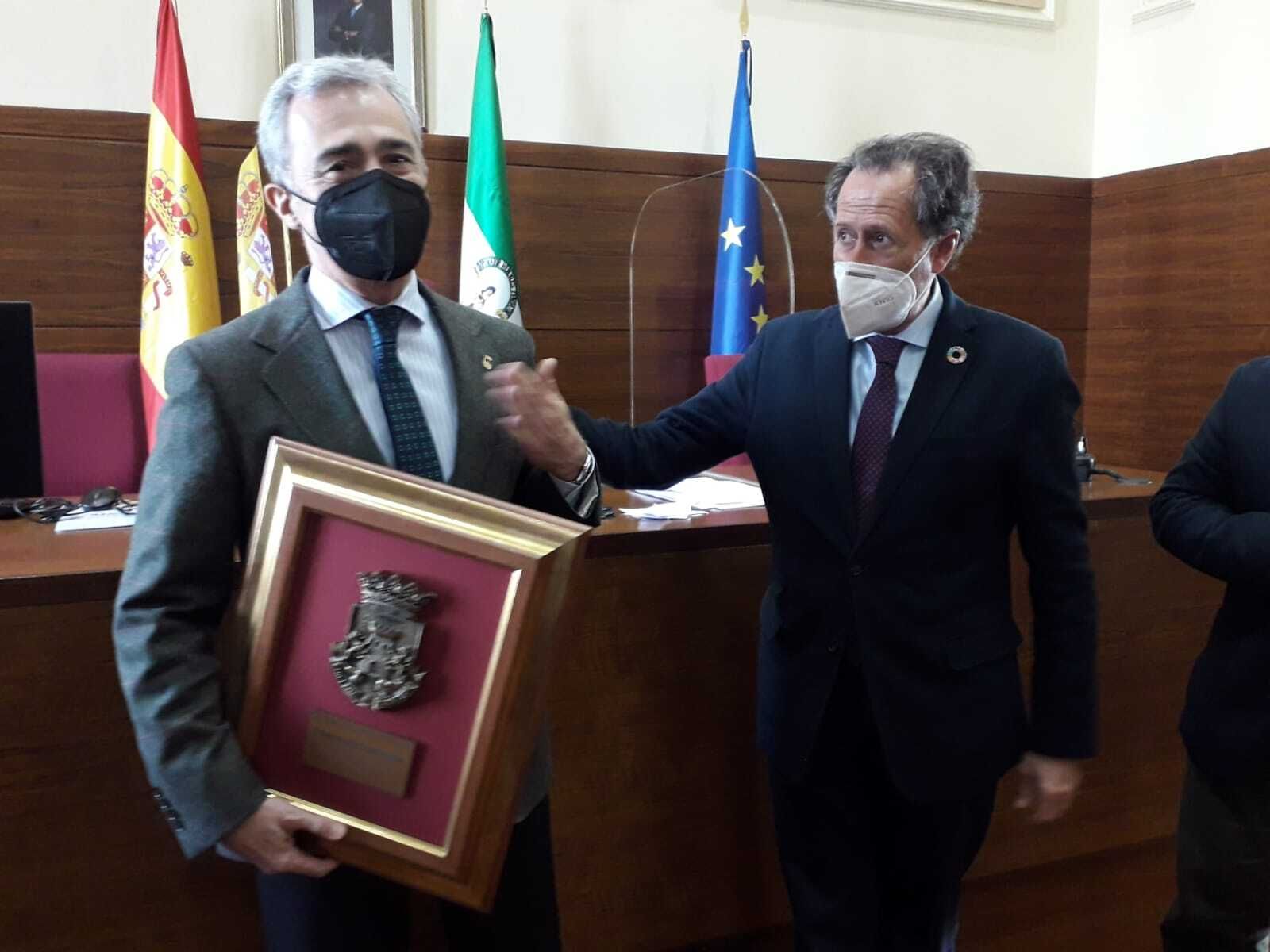 Francisco Javier López tras recibir la insignia de la ciudad y un cuadro conmemorativo de manos del alcalde.