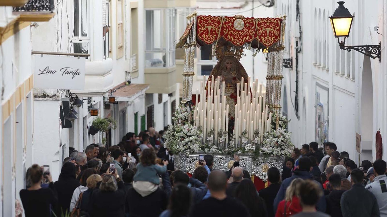 Las imágenes del Jueves Santo en Tarifa: Jesús Nazareno y María Santísima Virgen de la Paz