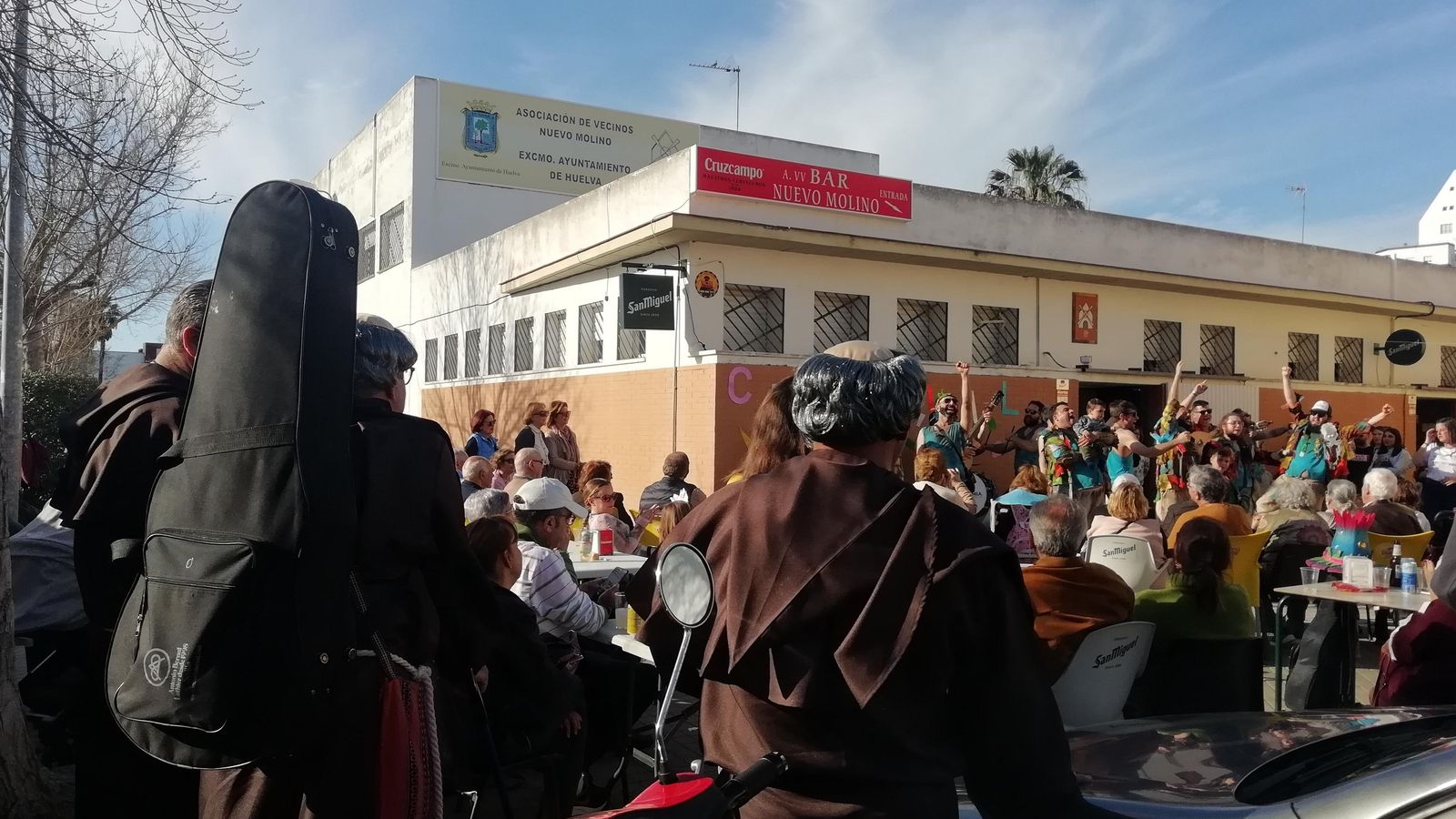 Componentes de la chirigota callejera miran la murga Vaya porrazo.