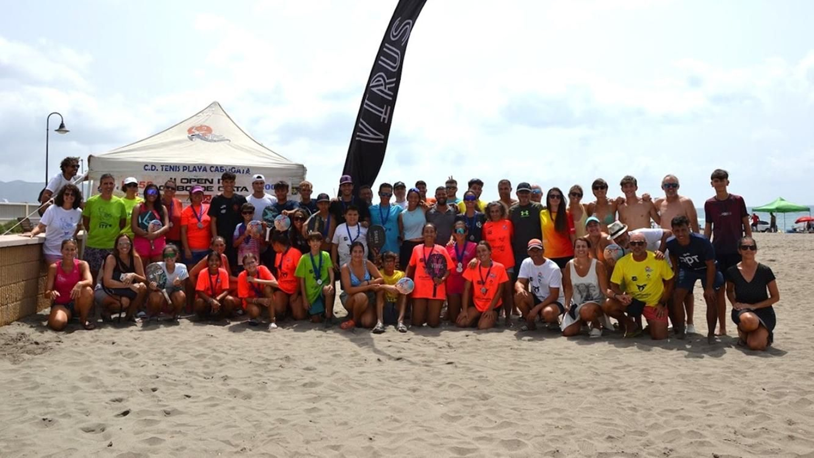 Foto de familia de todos los participantes en esta cita deportiva.